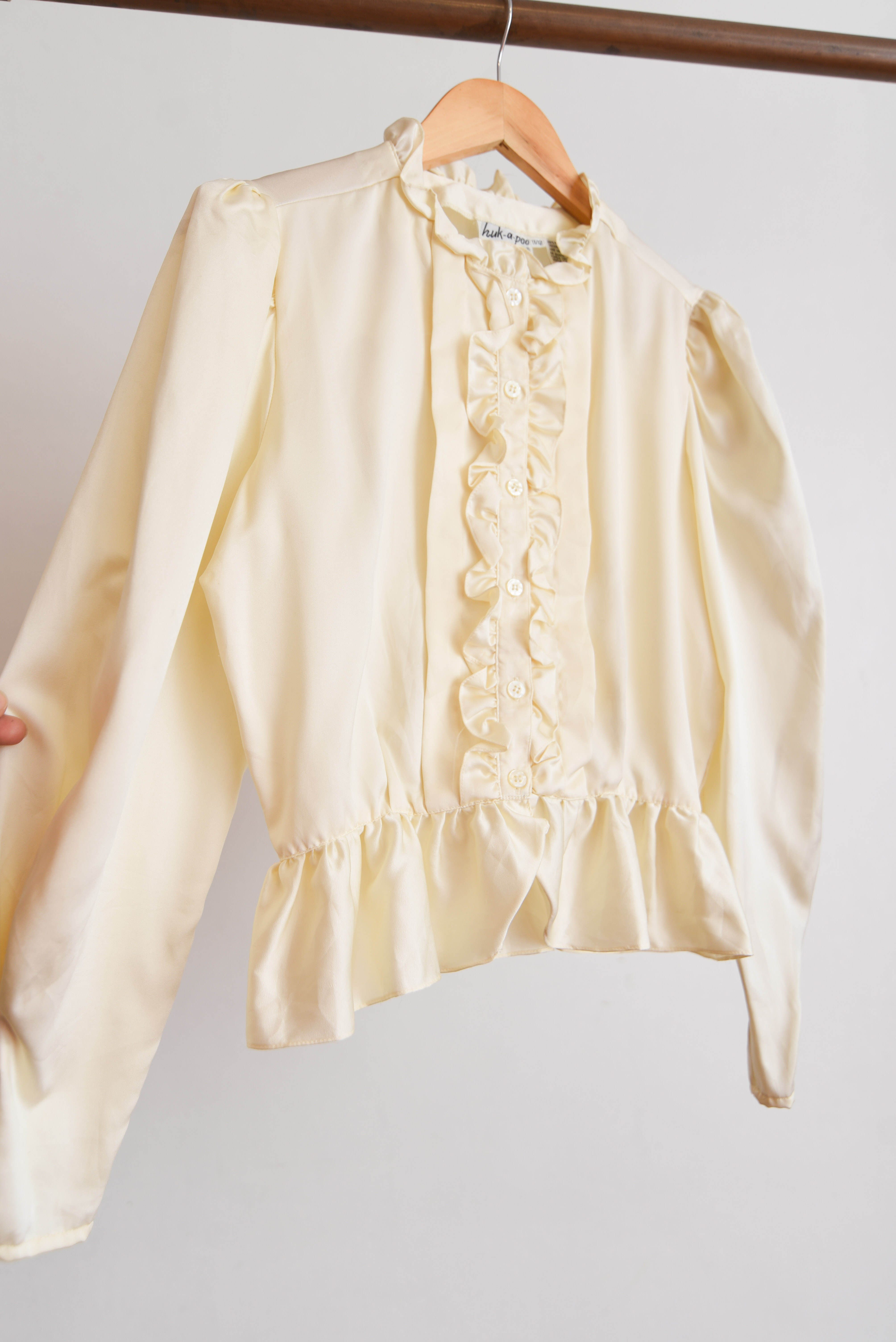 Blusa marfil satín vuelos 70s