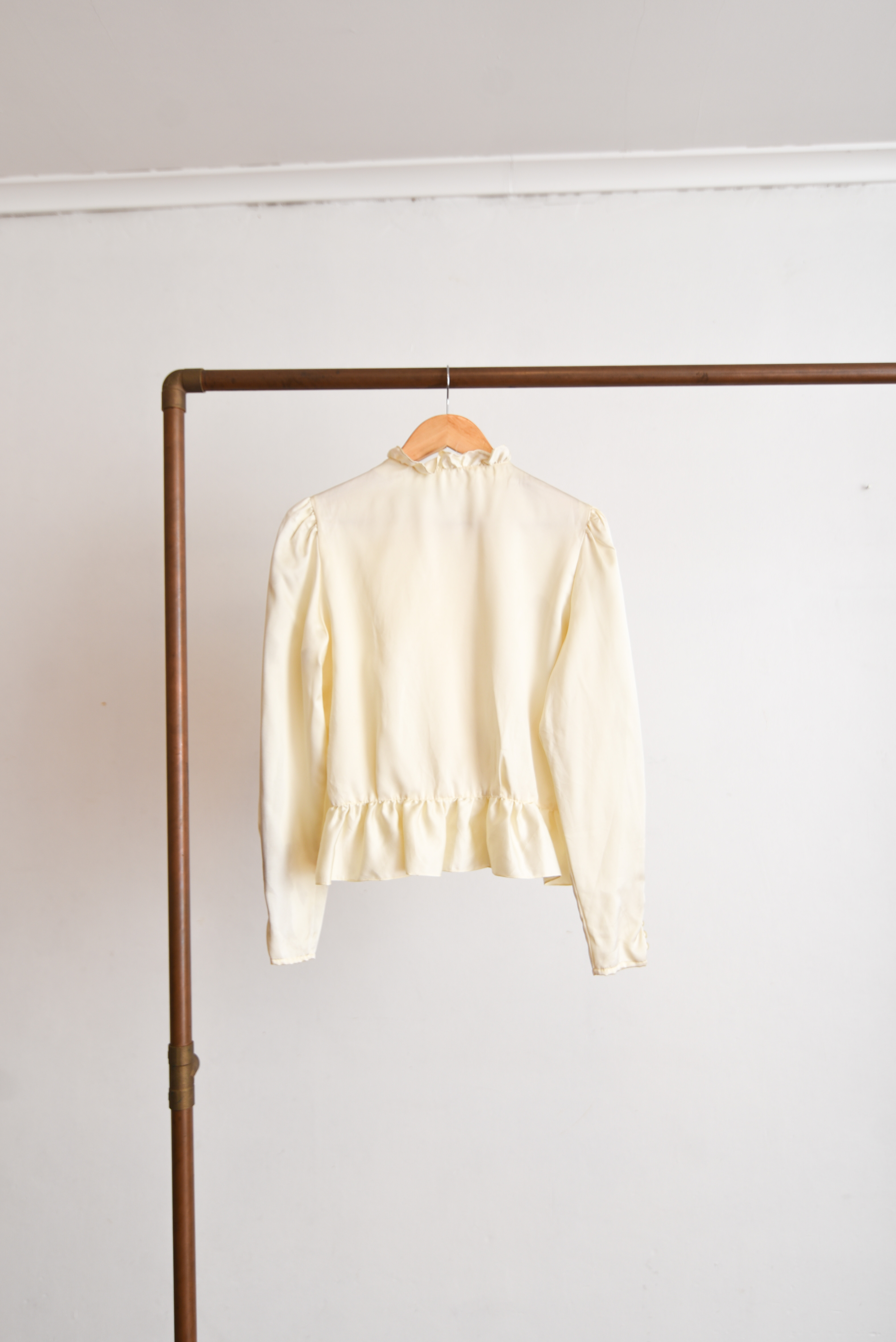 Blusa marfil satín vuelos 70s