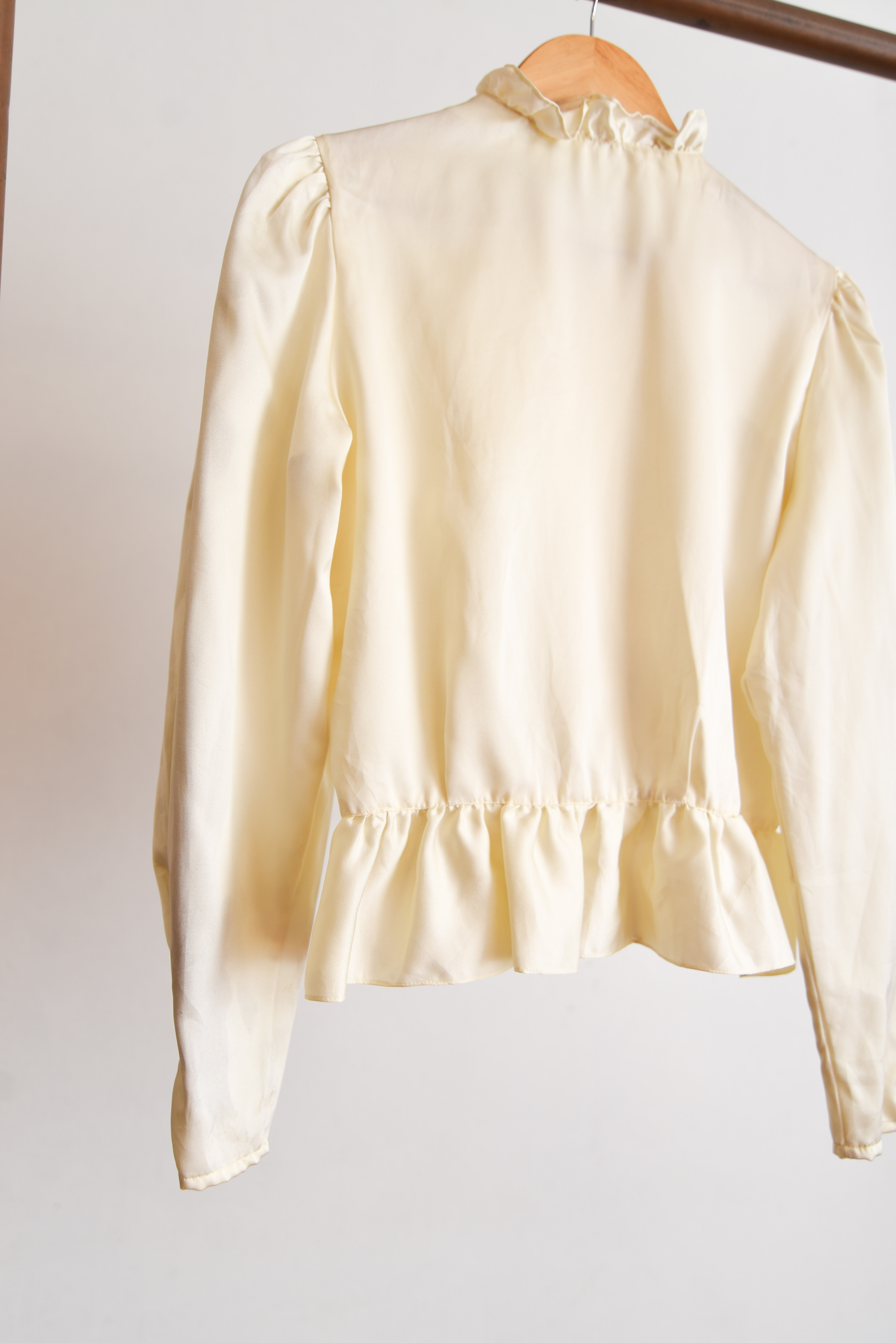 Blusa marfil satín vuelos 70s