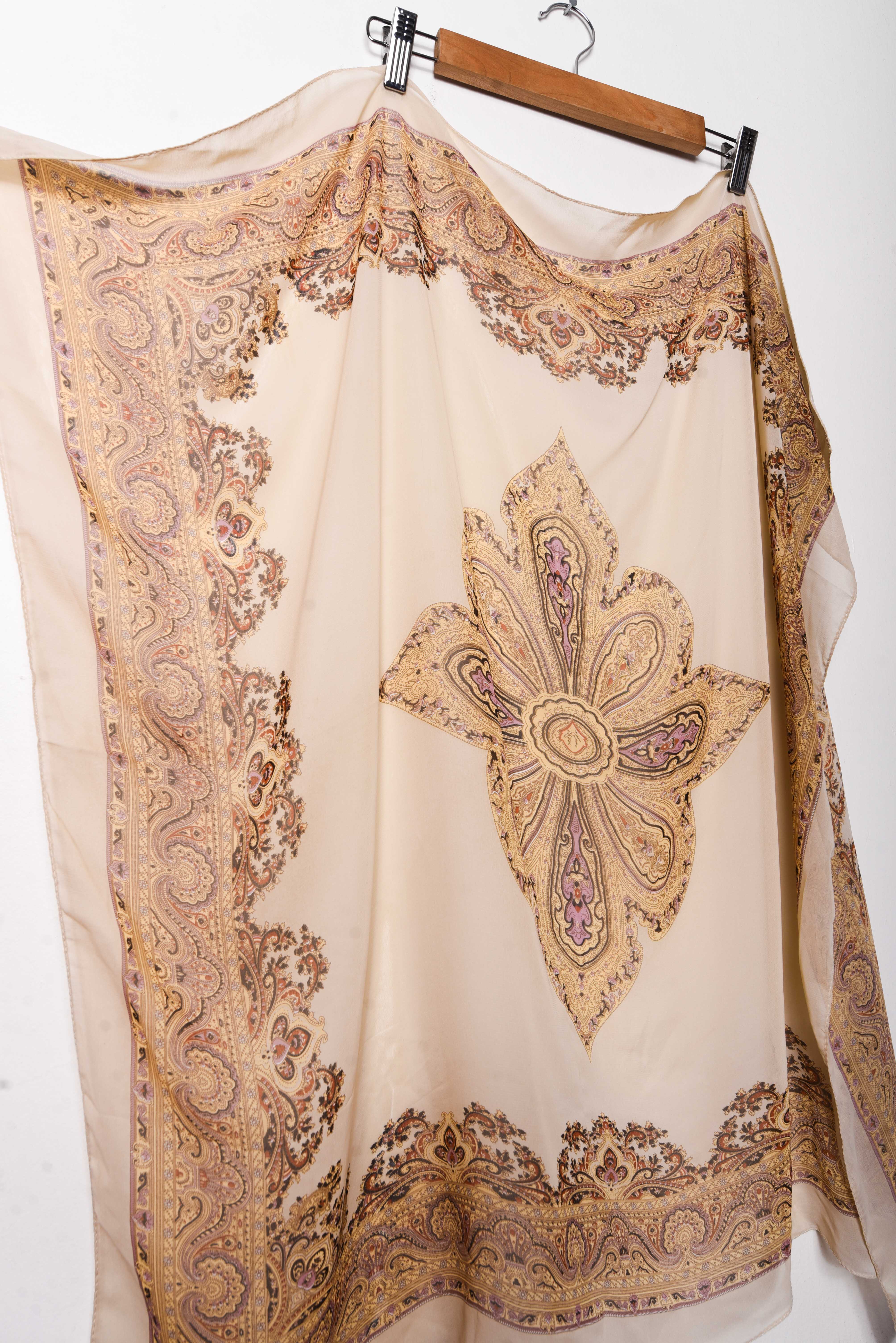 Pañuelo beige vintage barroco