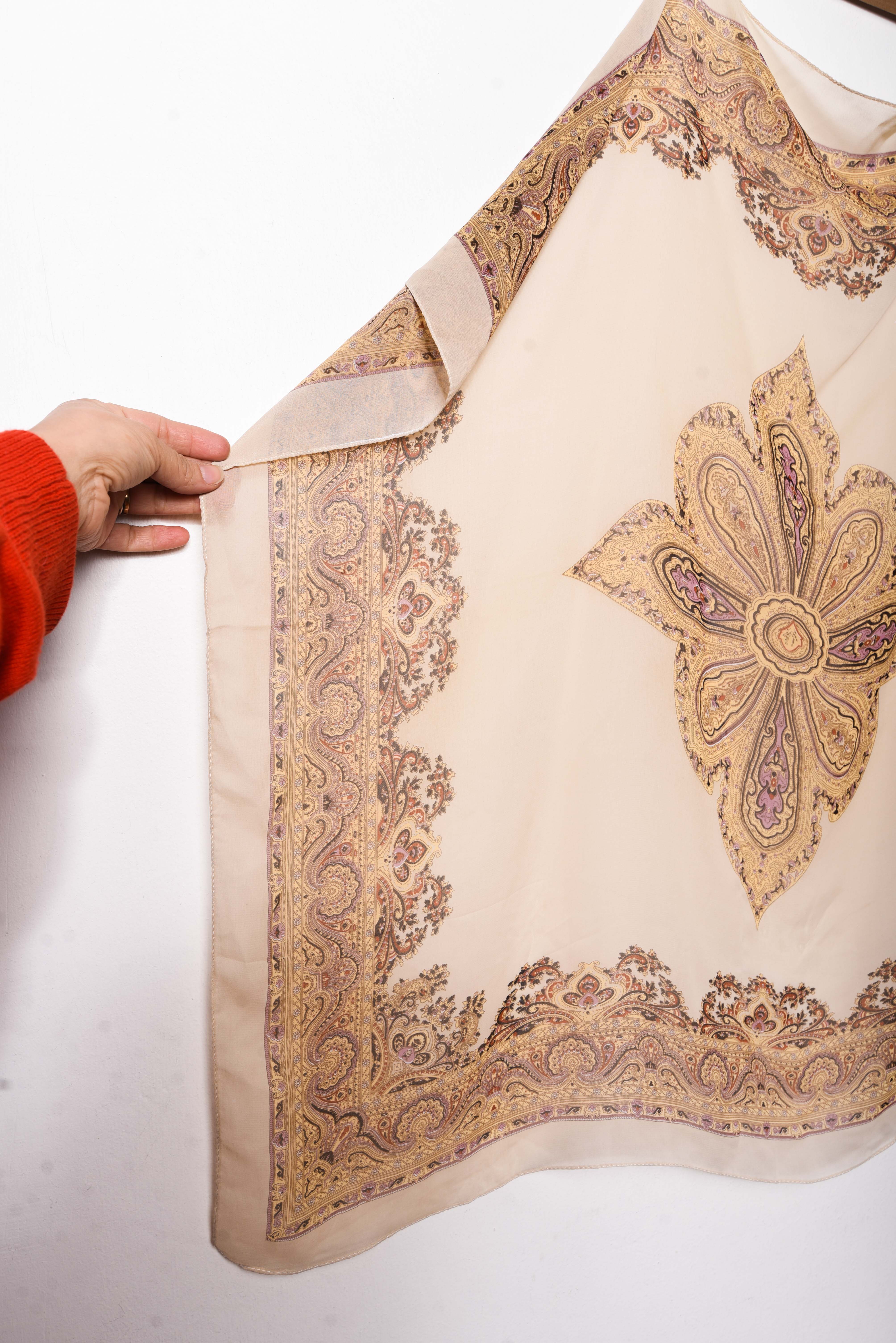 Pañuelo beige vintage barroco