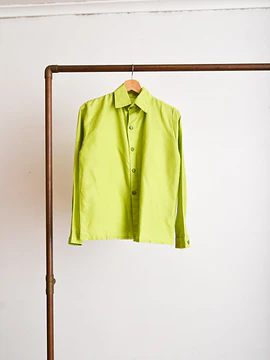 Camisa verde manzada