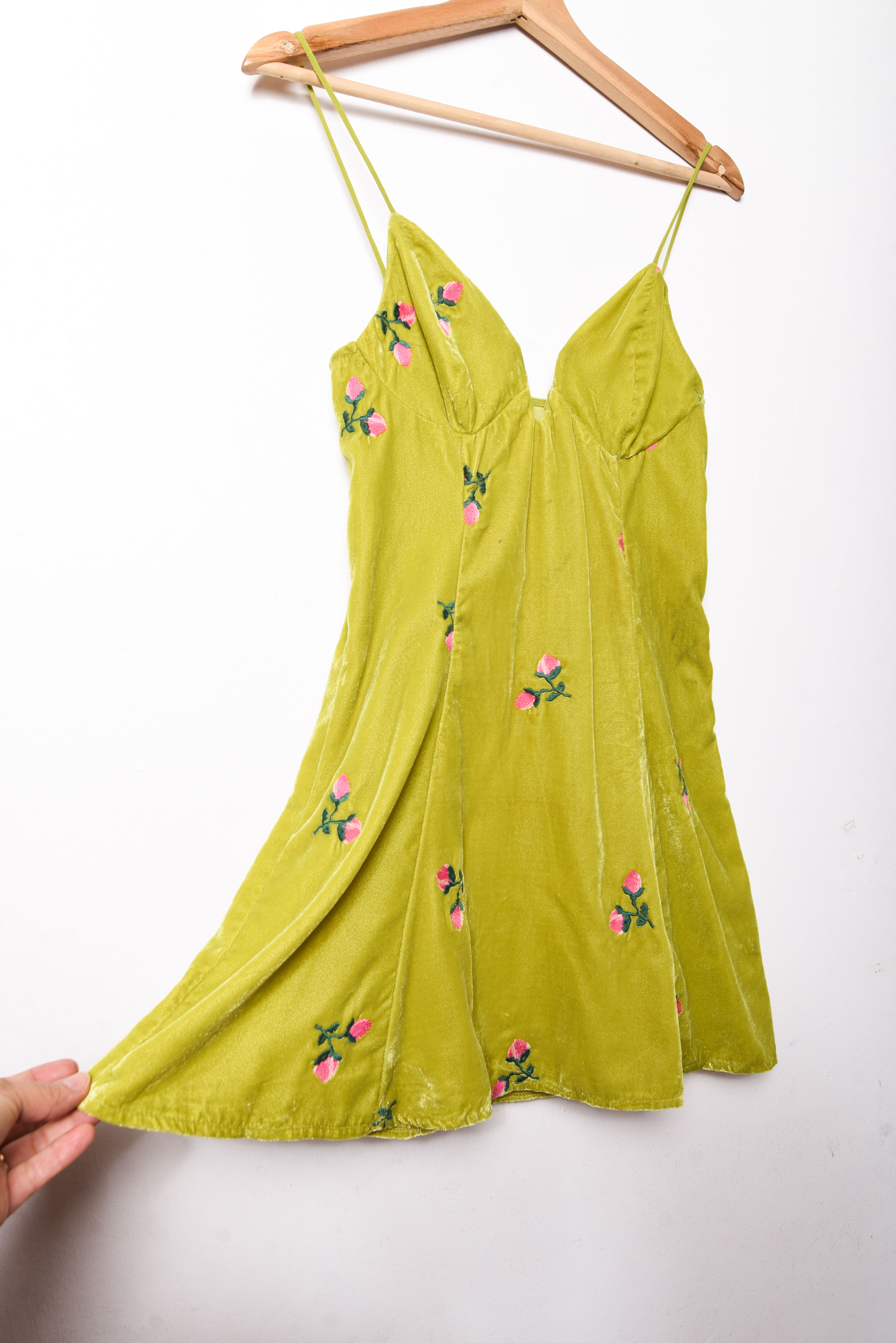 Vestido verde pistacho velvet