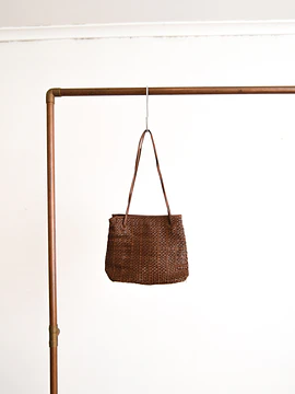 Cartera café entrelazada 90s