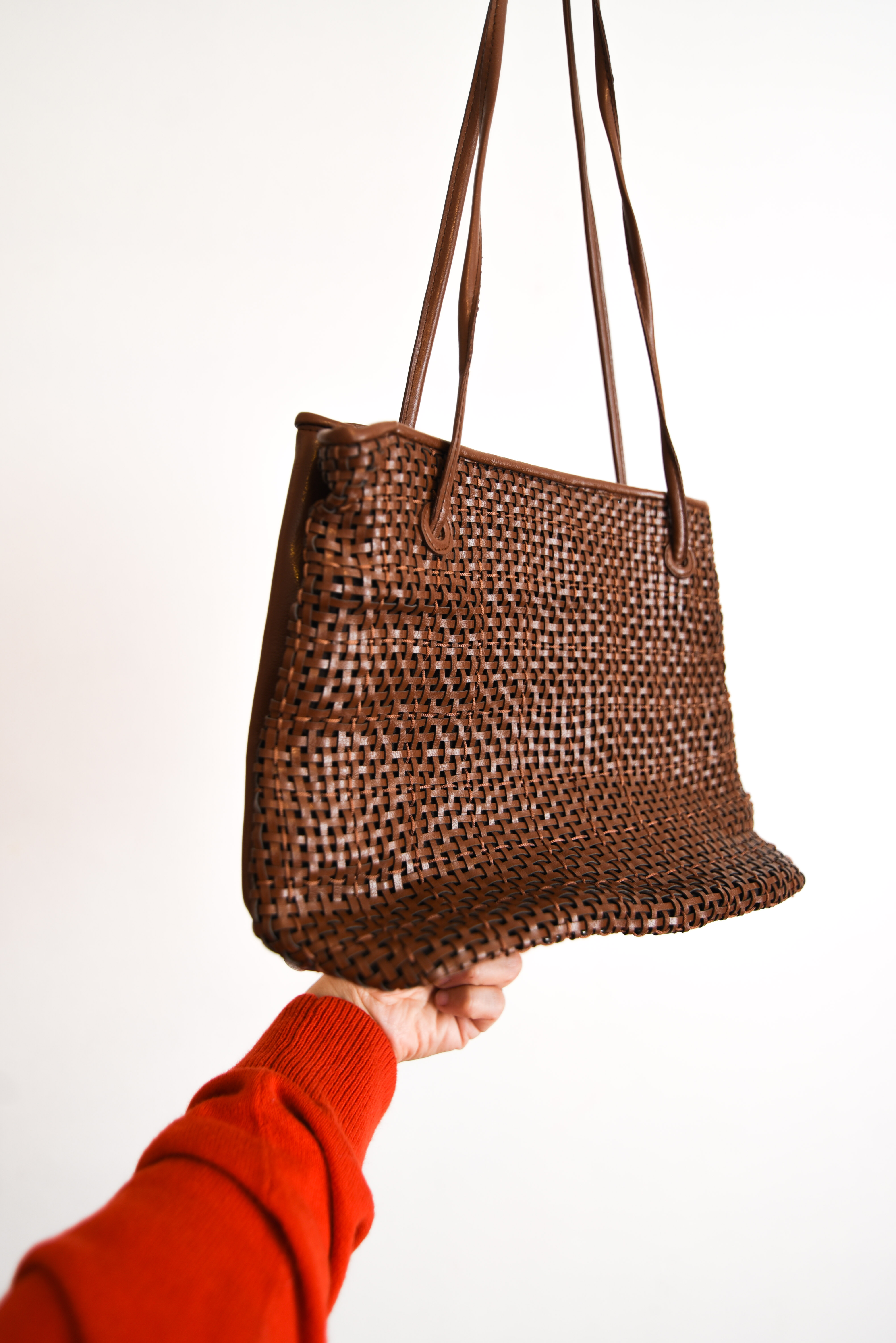 Cartera café entrelazada 90s