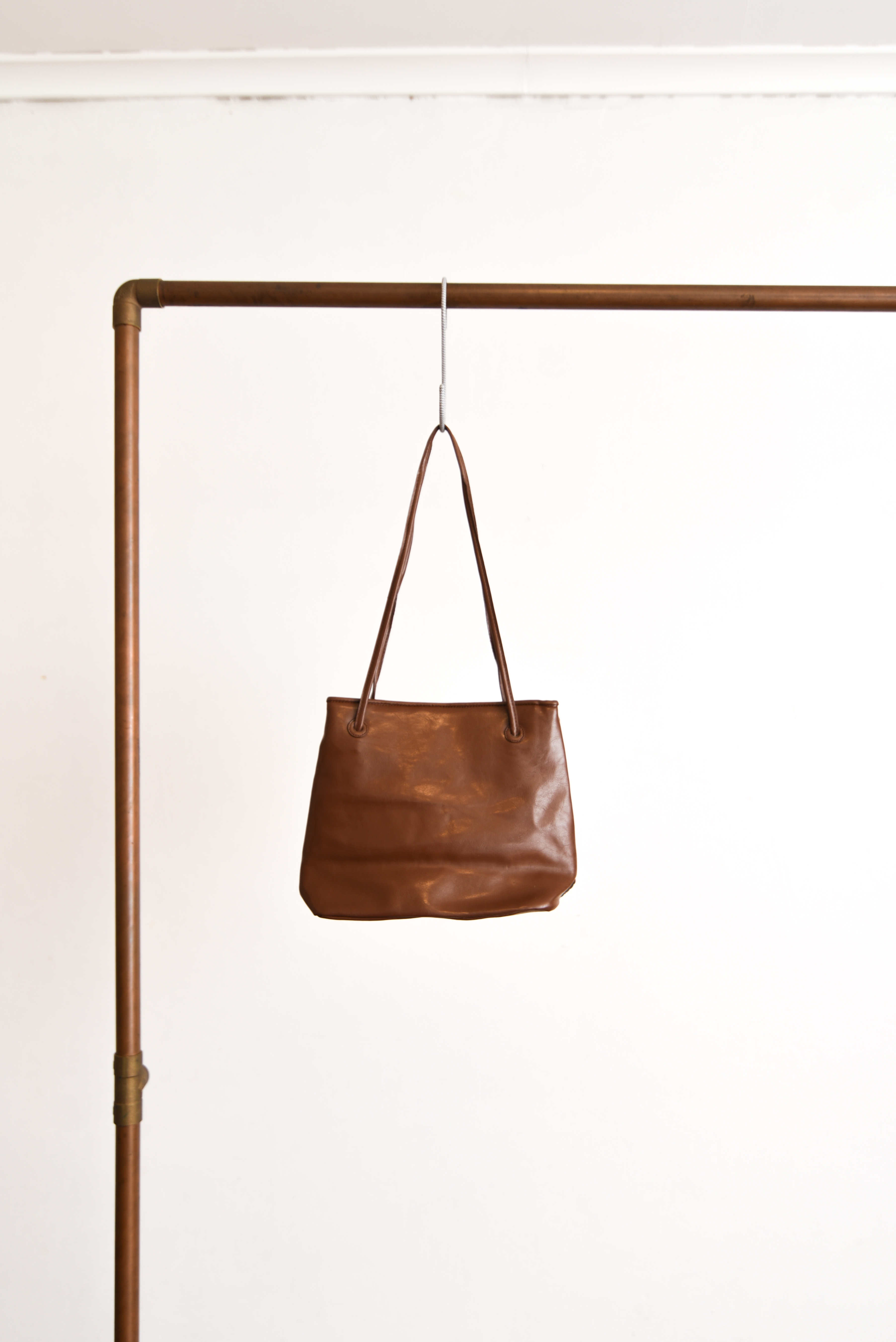 Cartera café entrelazada 90s