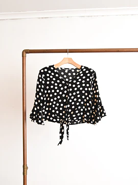 Blusa lunares y nudo
