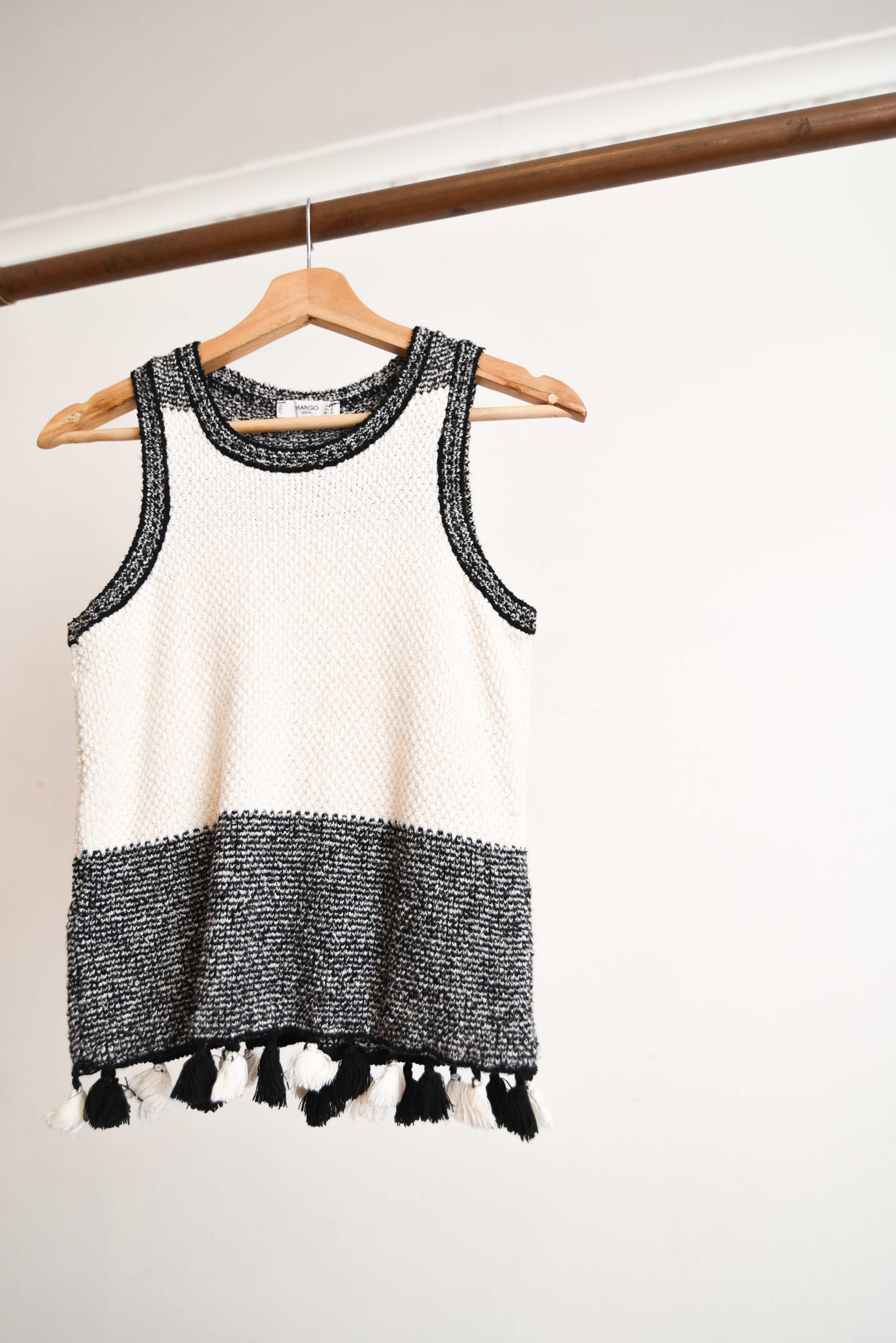 Top tejido b&w borlas