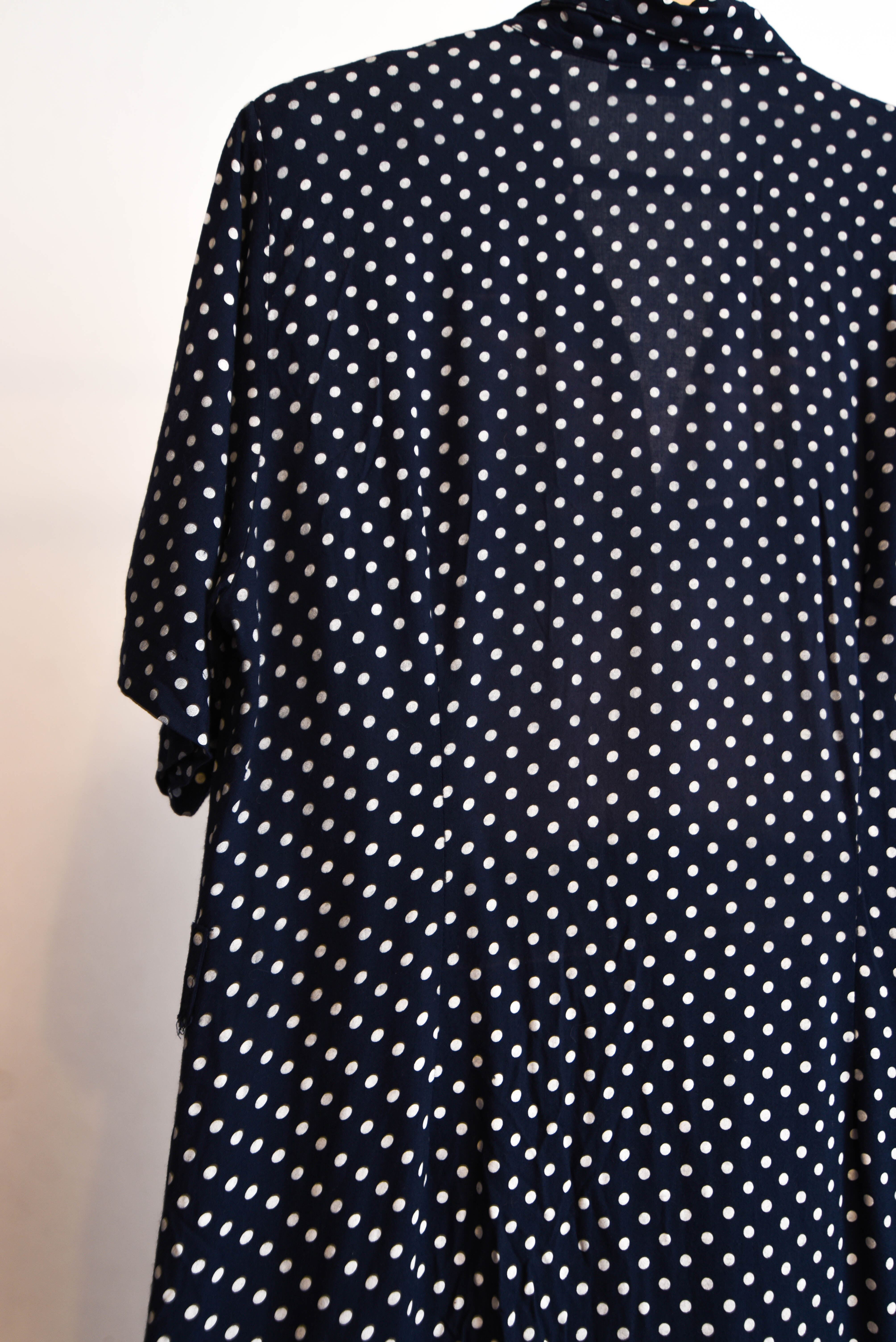 Vestido camisero azul navy polka dots