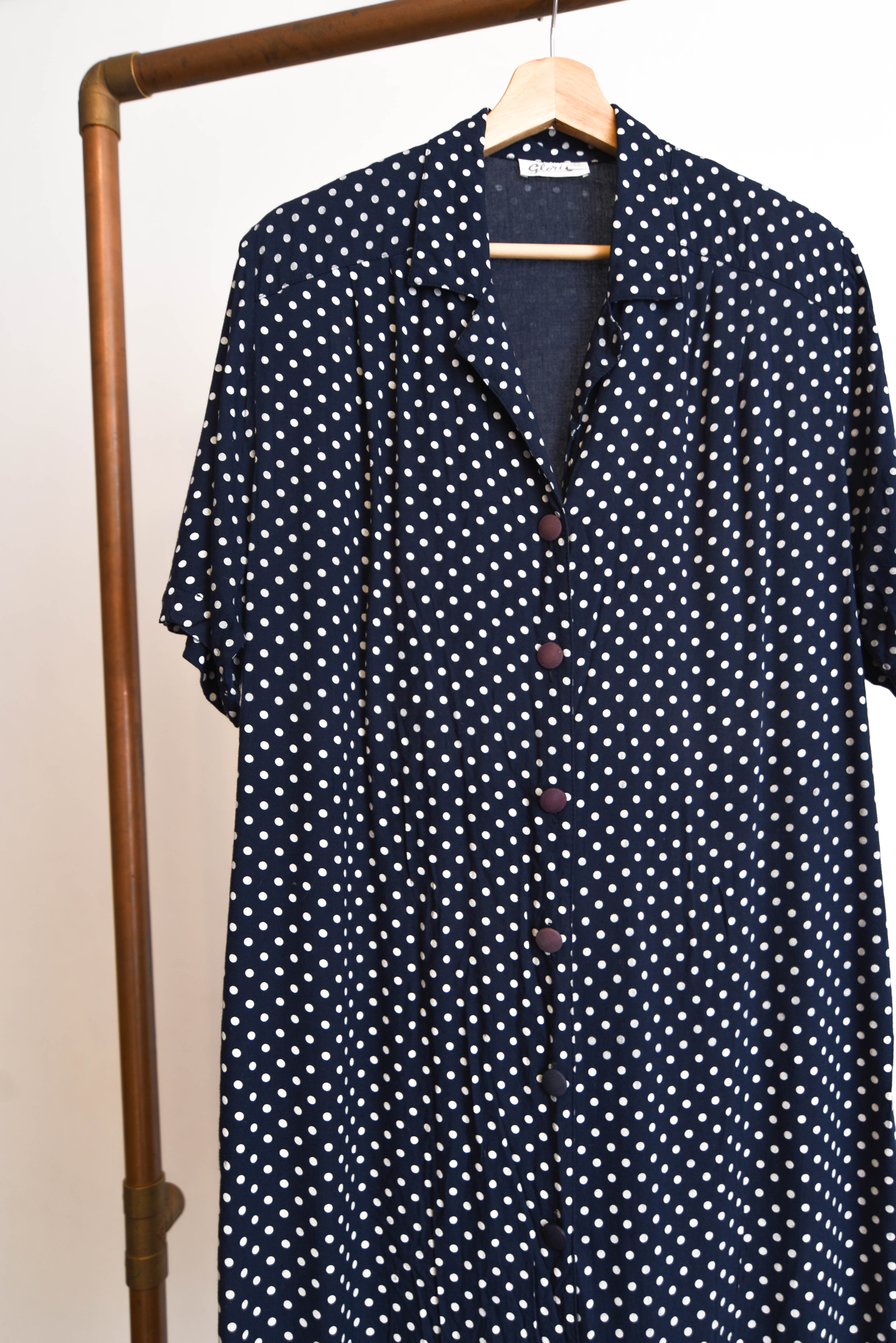 Vestido camisero azul navy polka dots