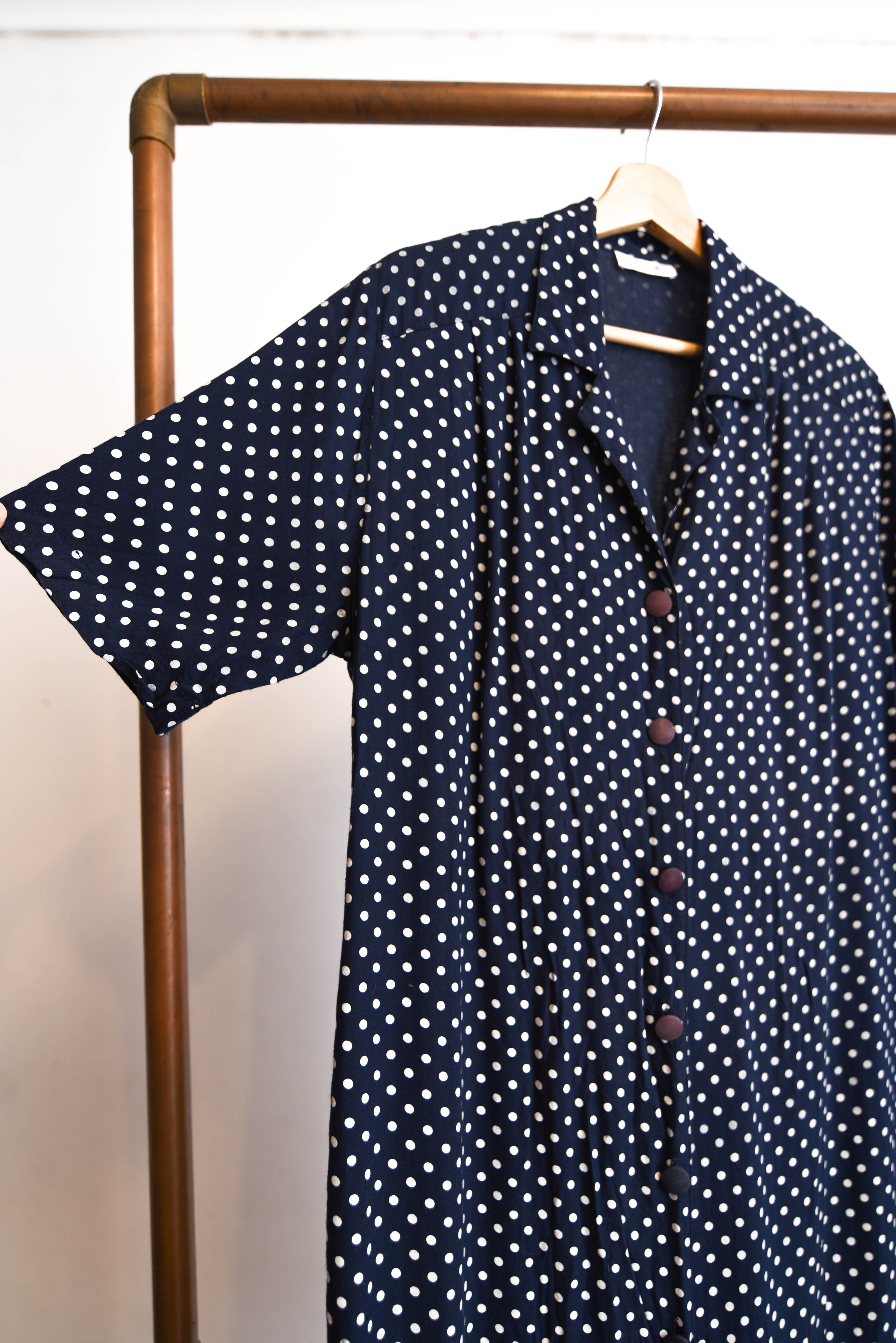 Vestido camisero azul navy polka dots