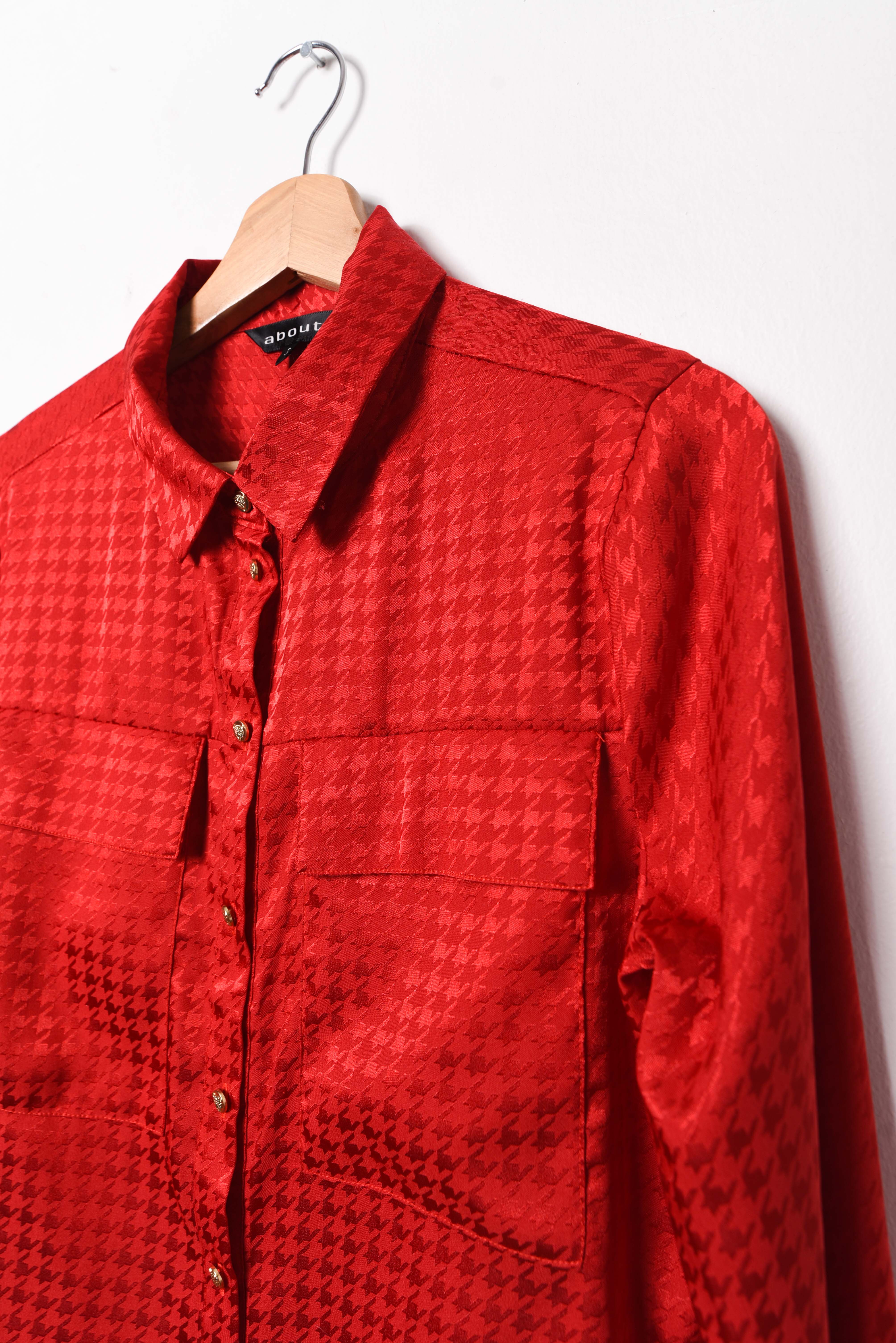 Blusa roja pata de gallo satín