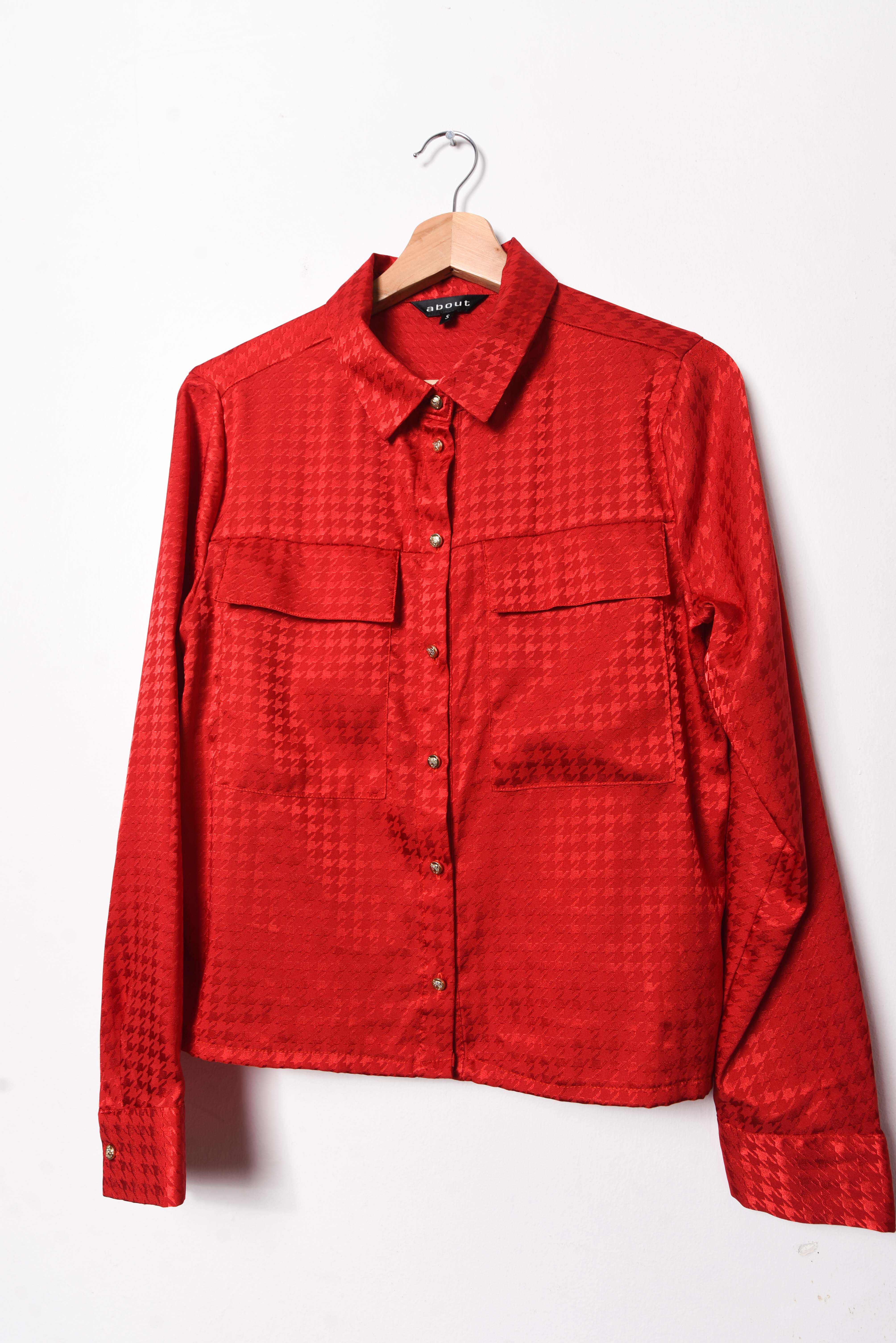 Blusa roja pata de gallo satín