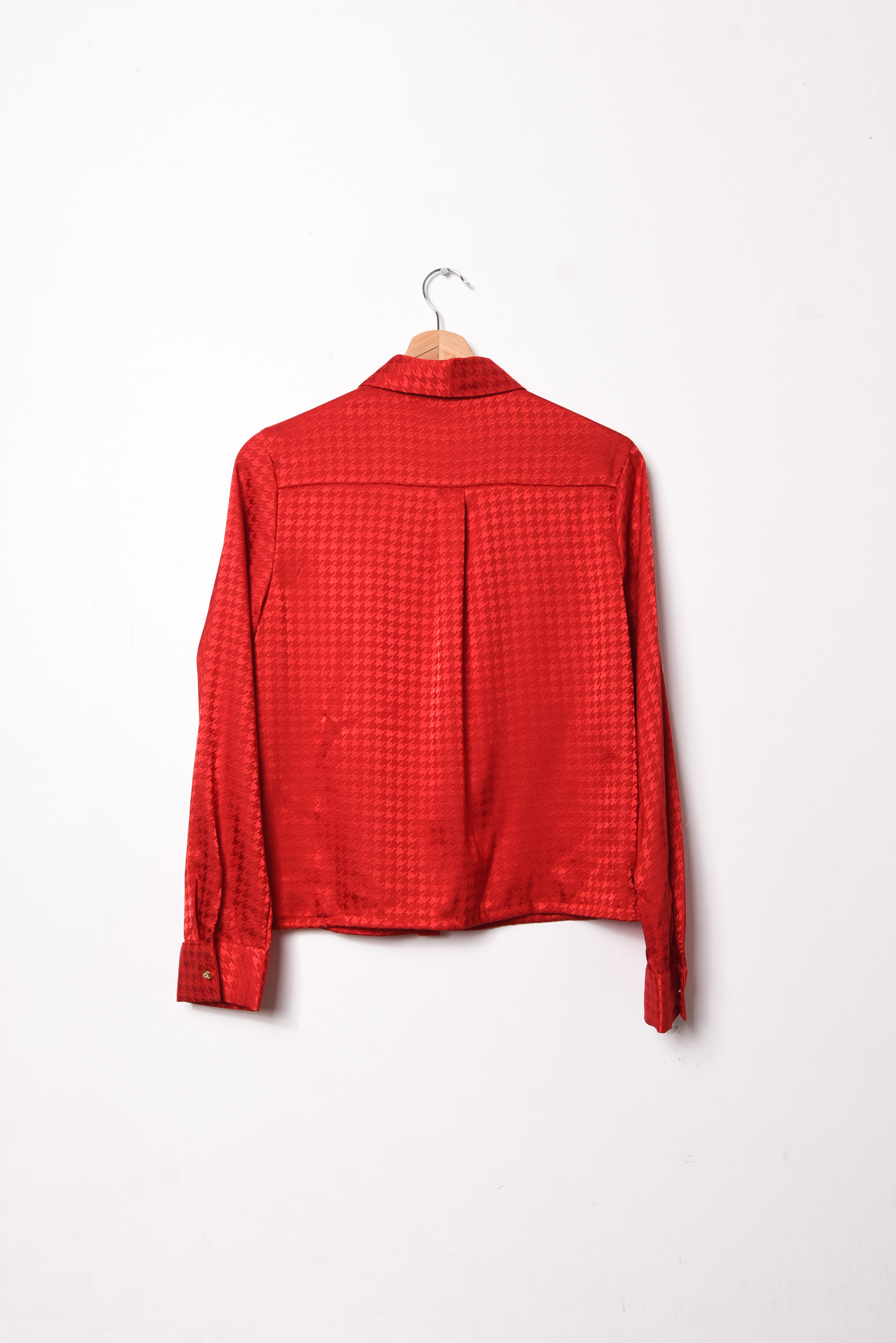 Blusa roja pata de gallo satín