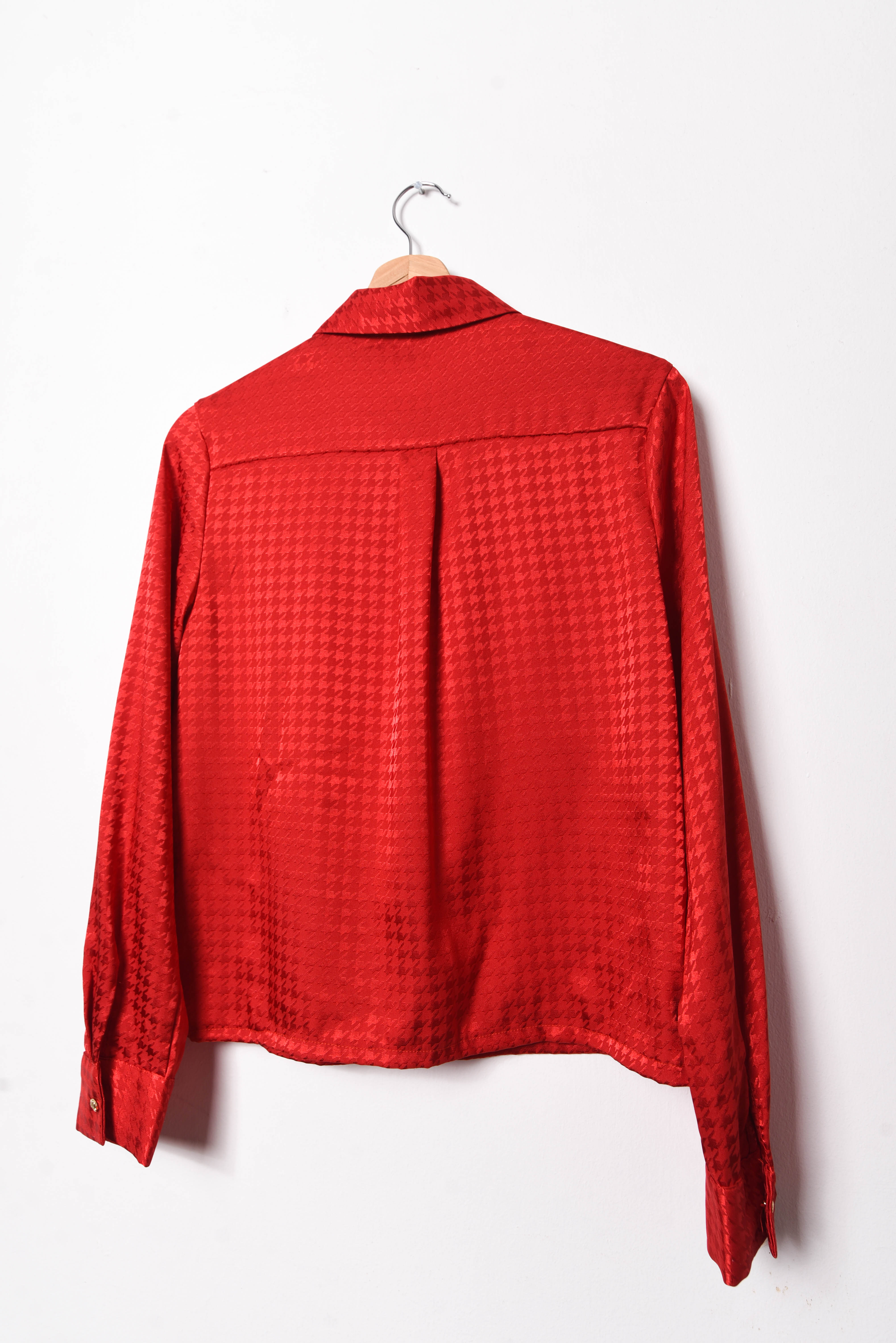 Blusa roja pata de gallo satín