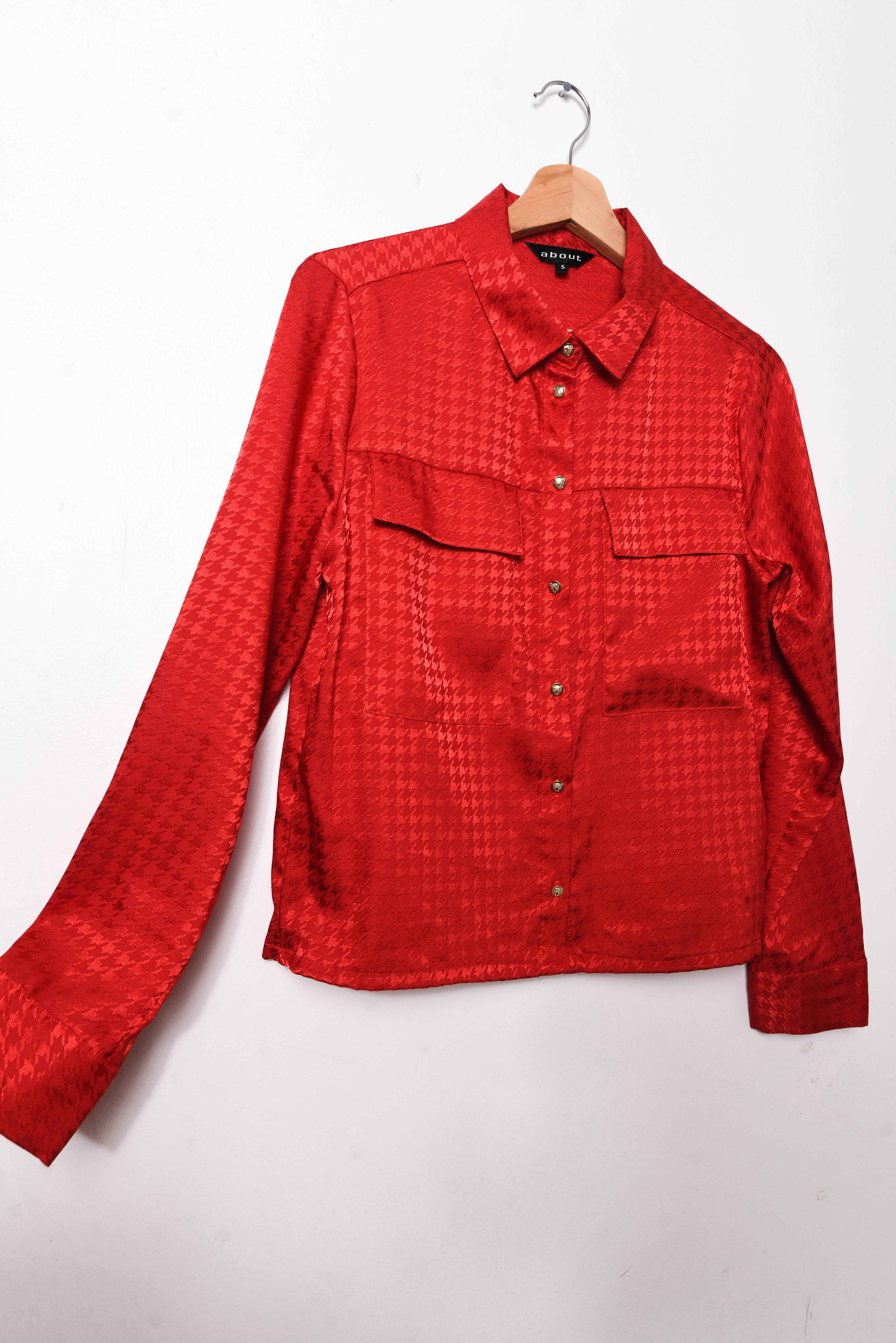 Blusa roja pata de gallo satín