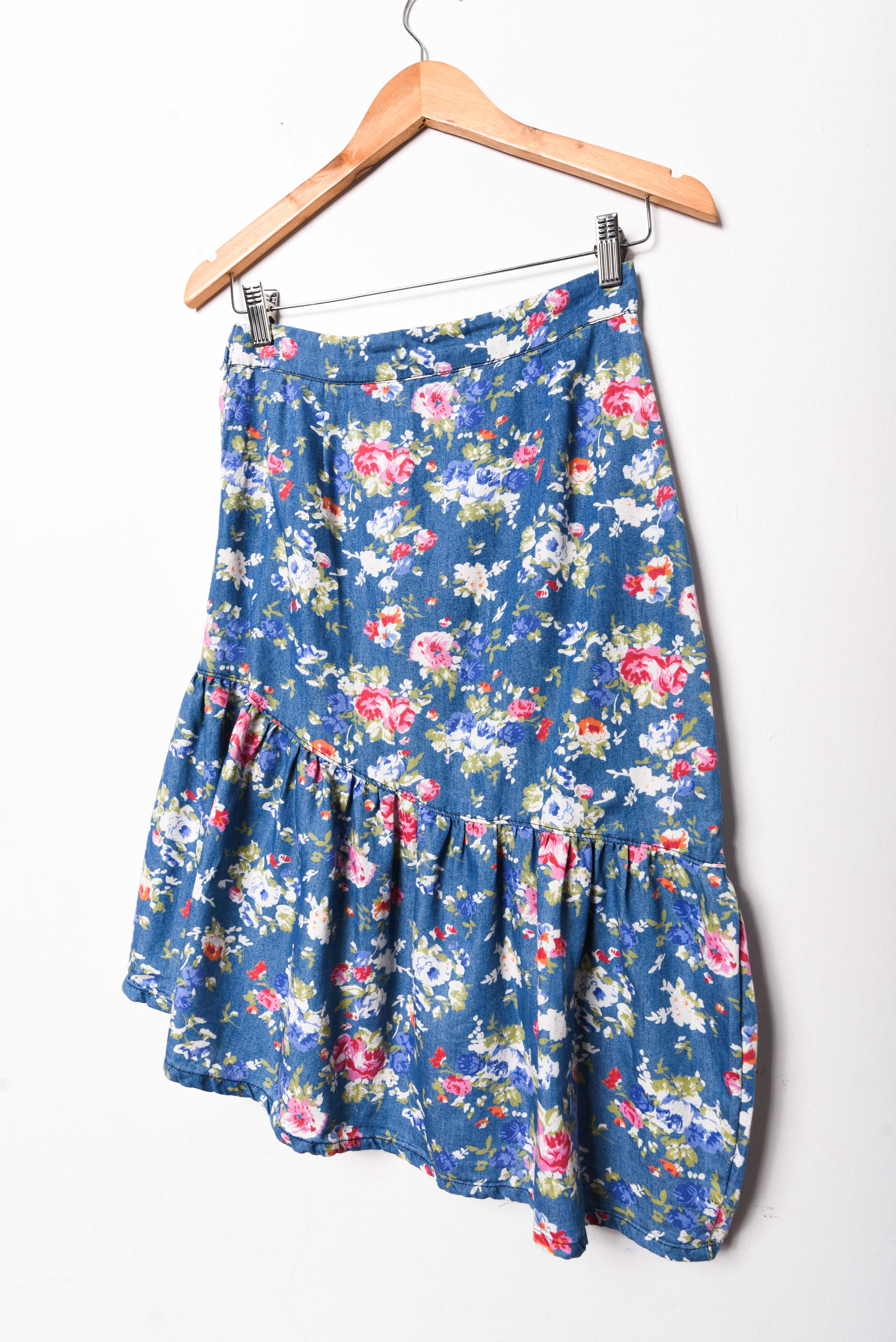 Falda denim floral asimétrica