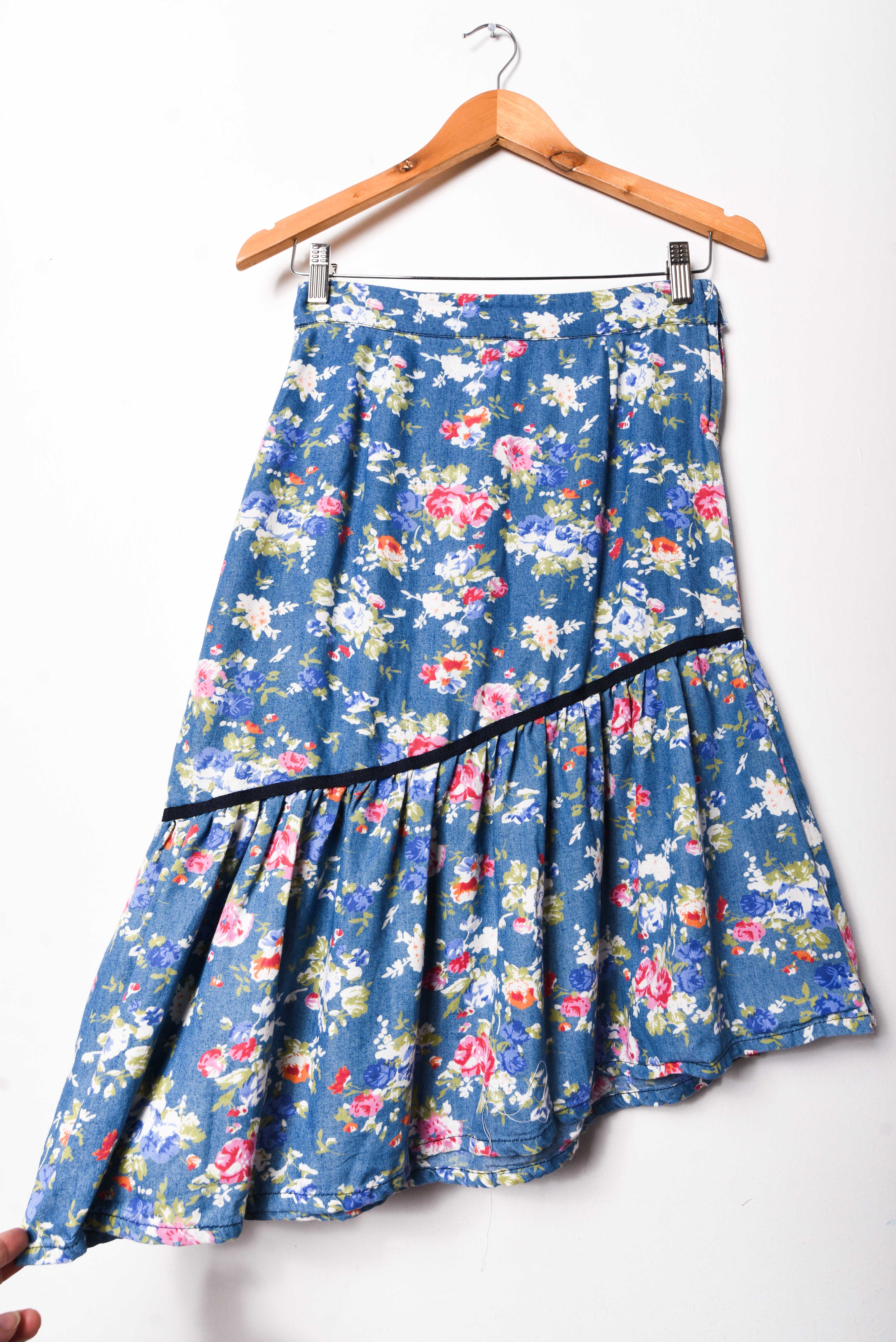 Falda denim floral asimétrica