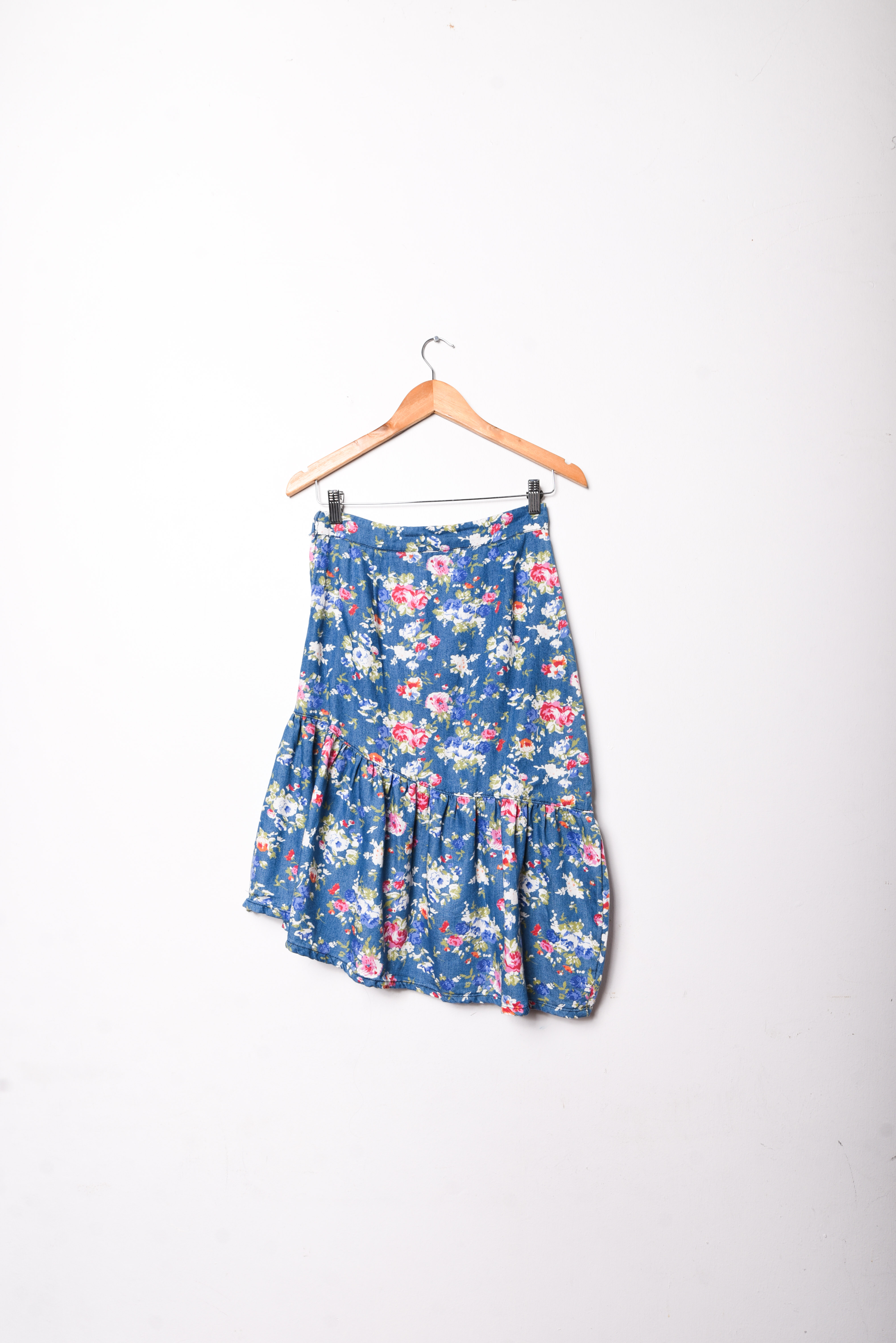 Falda denim floral asimétrica