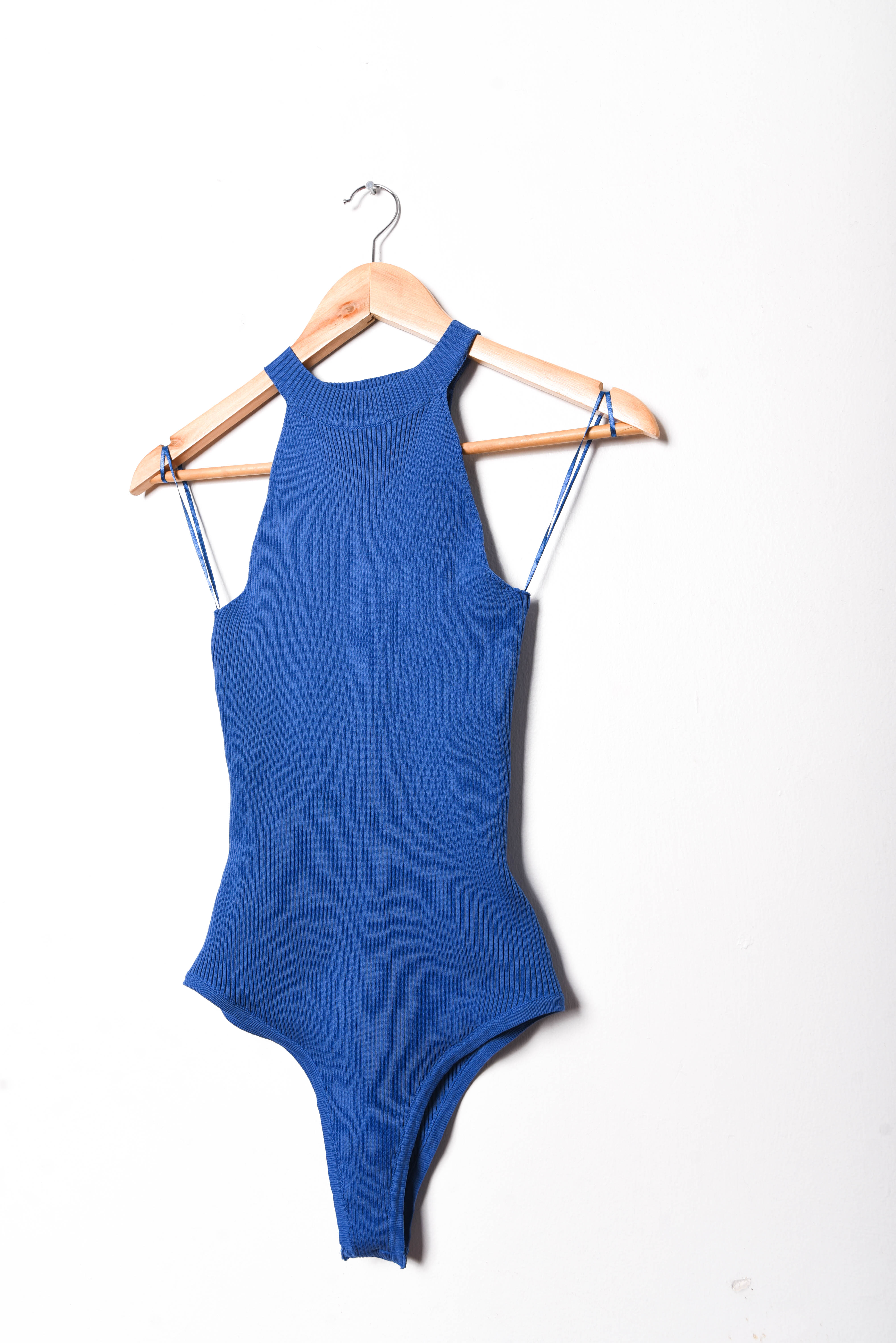 Body azul klein acanalado