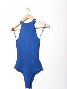 Body azul klein acanalado