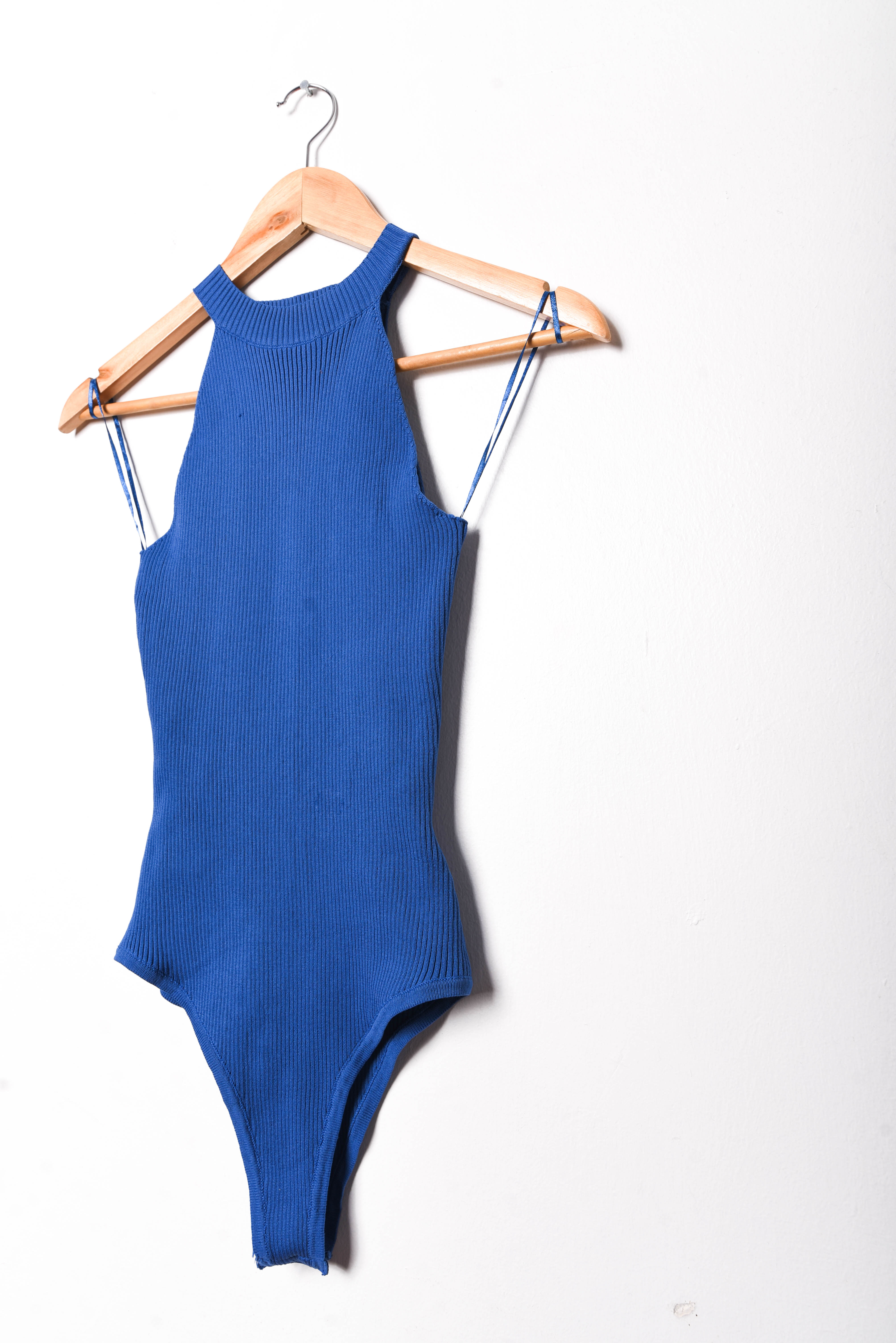 Body azul klein acanalado