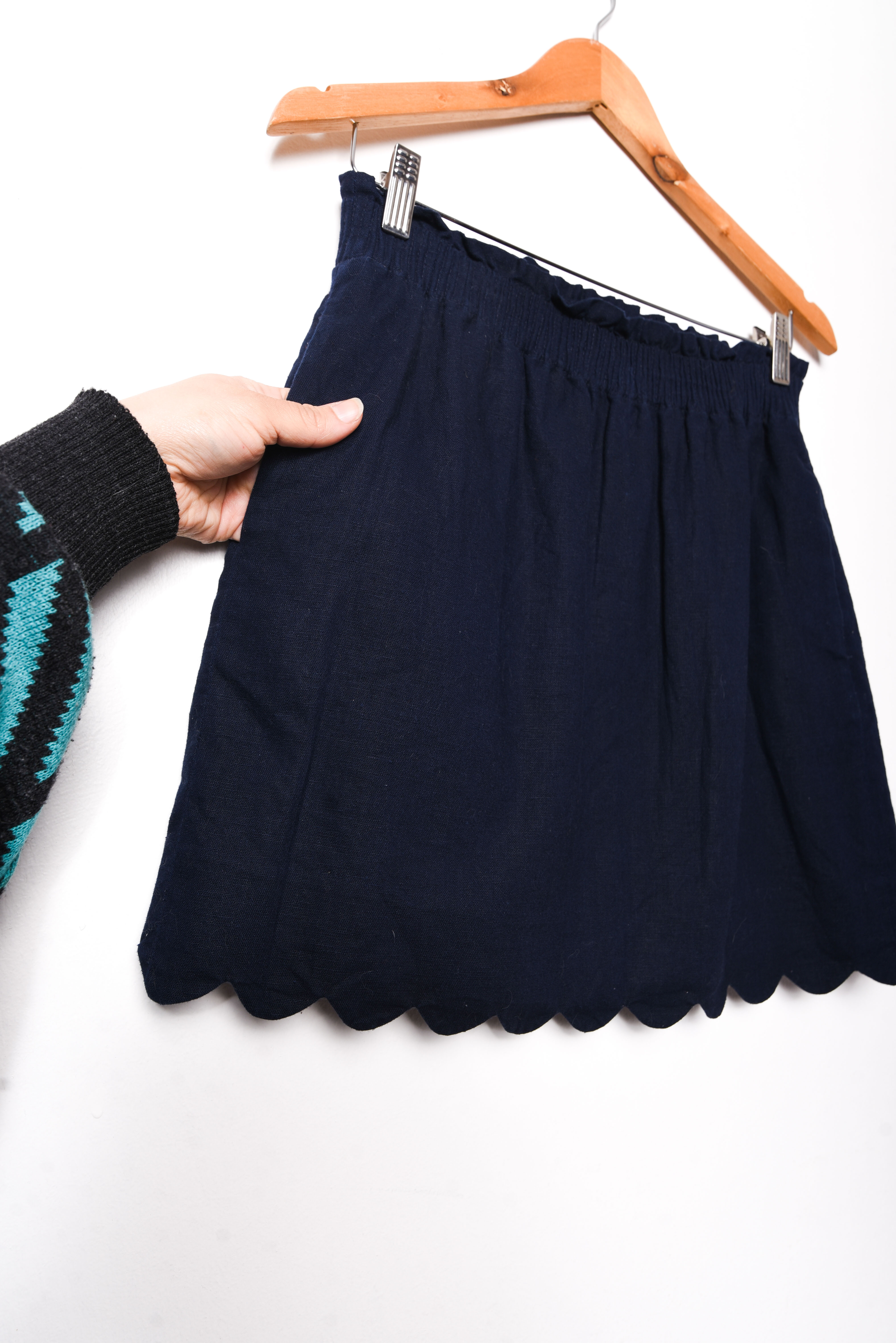 Falda azul marino lino ondas