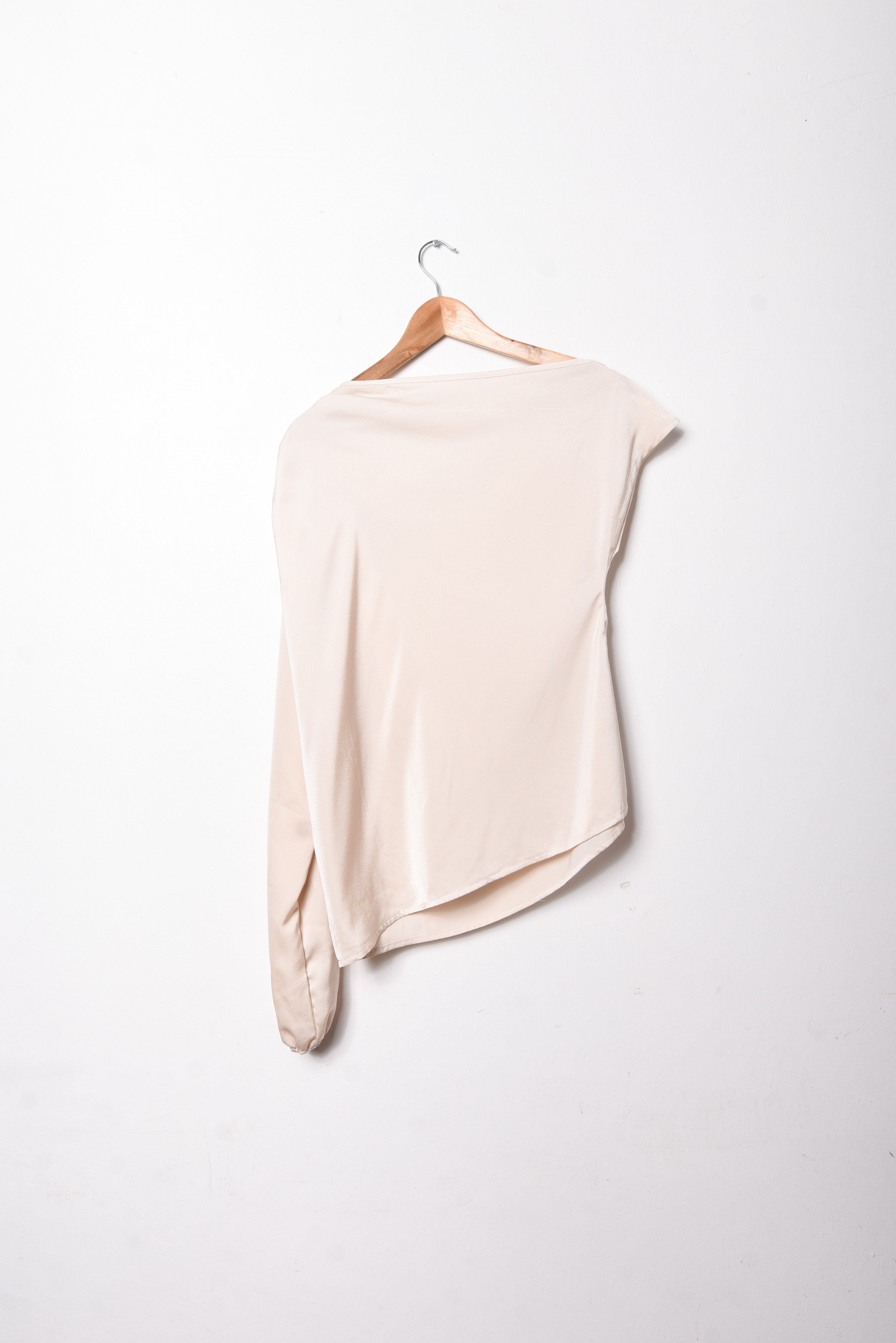 Blusa satín marfil asimétrica