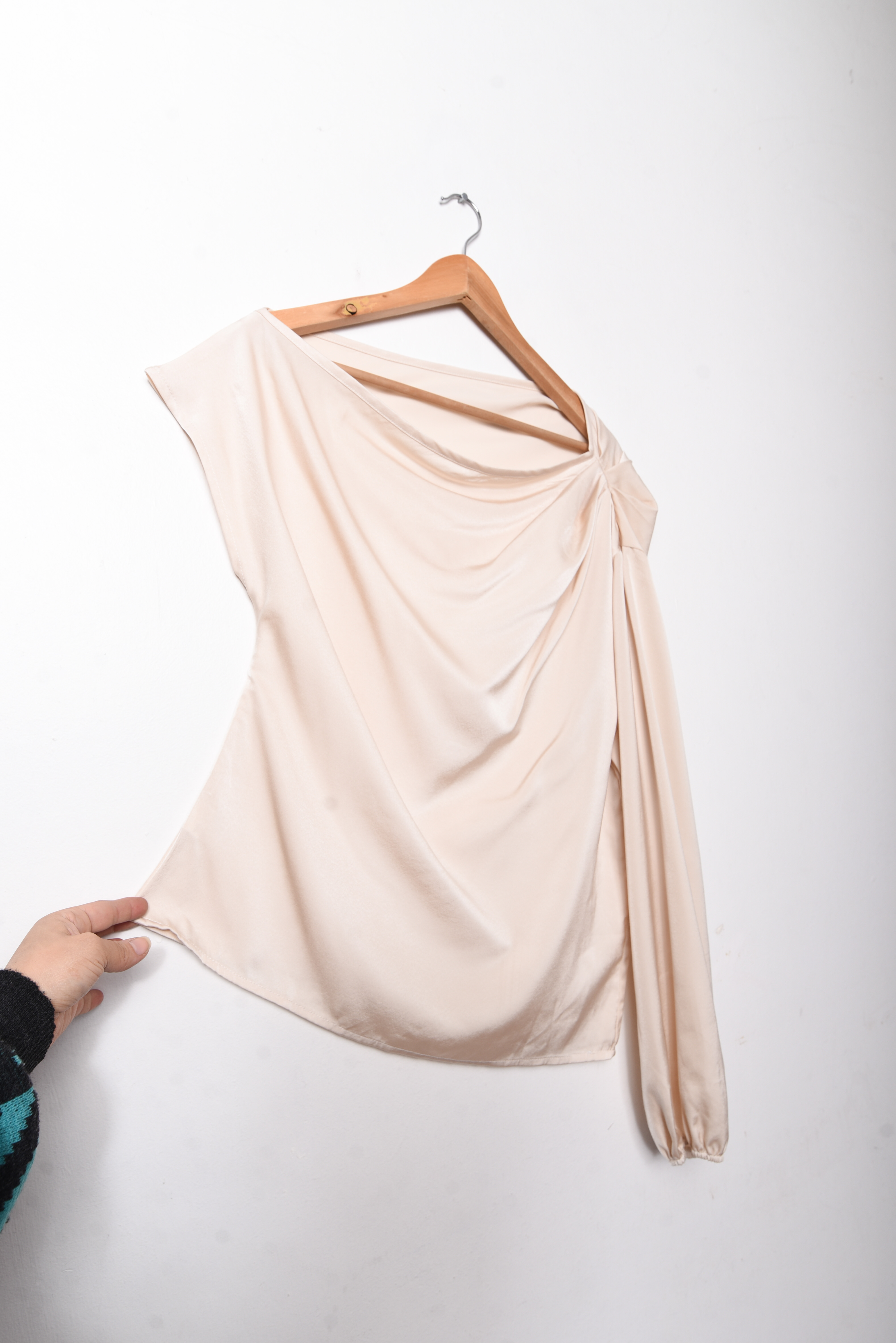 Blusa satín marfil asimétrica
