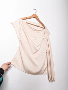 Blusa satín marfil asimétrica