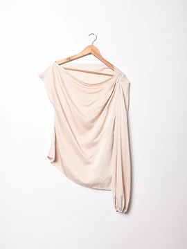 Blusa satín marfil asimétrica