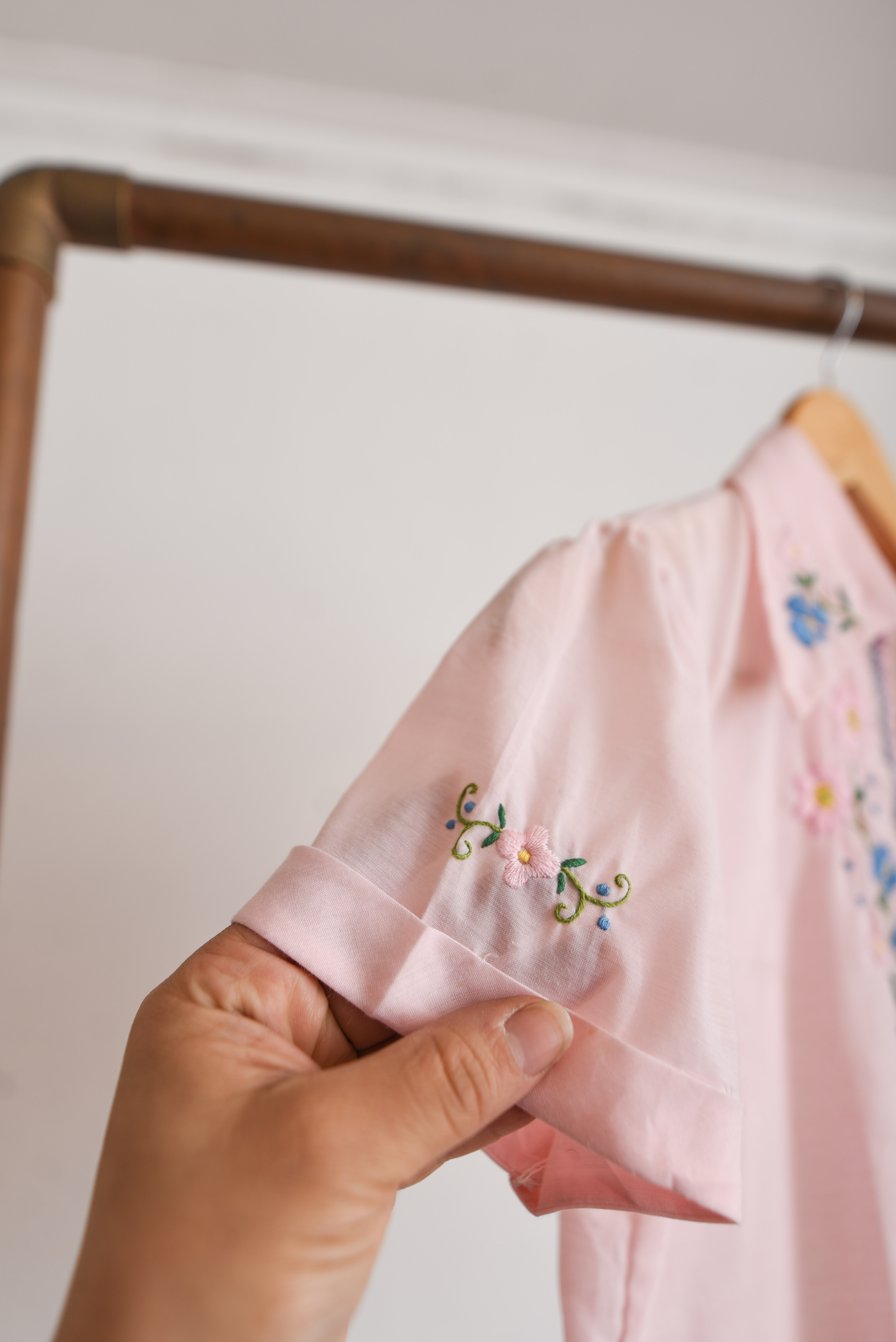 Blusa vintage 60s rosa pastel bordada petite