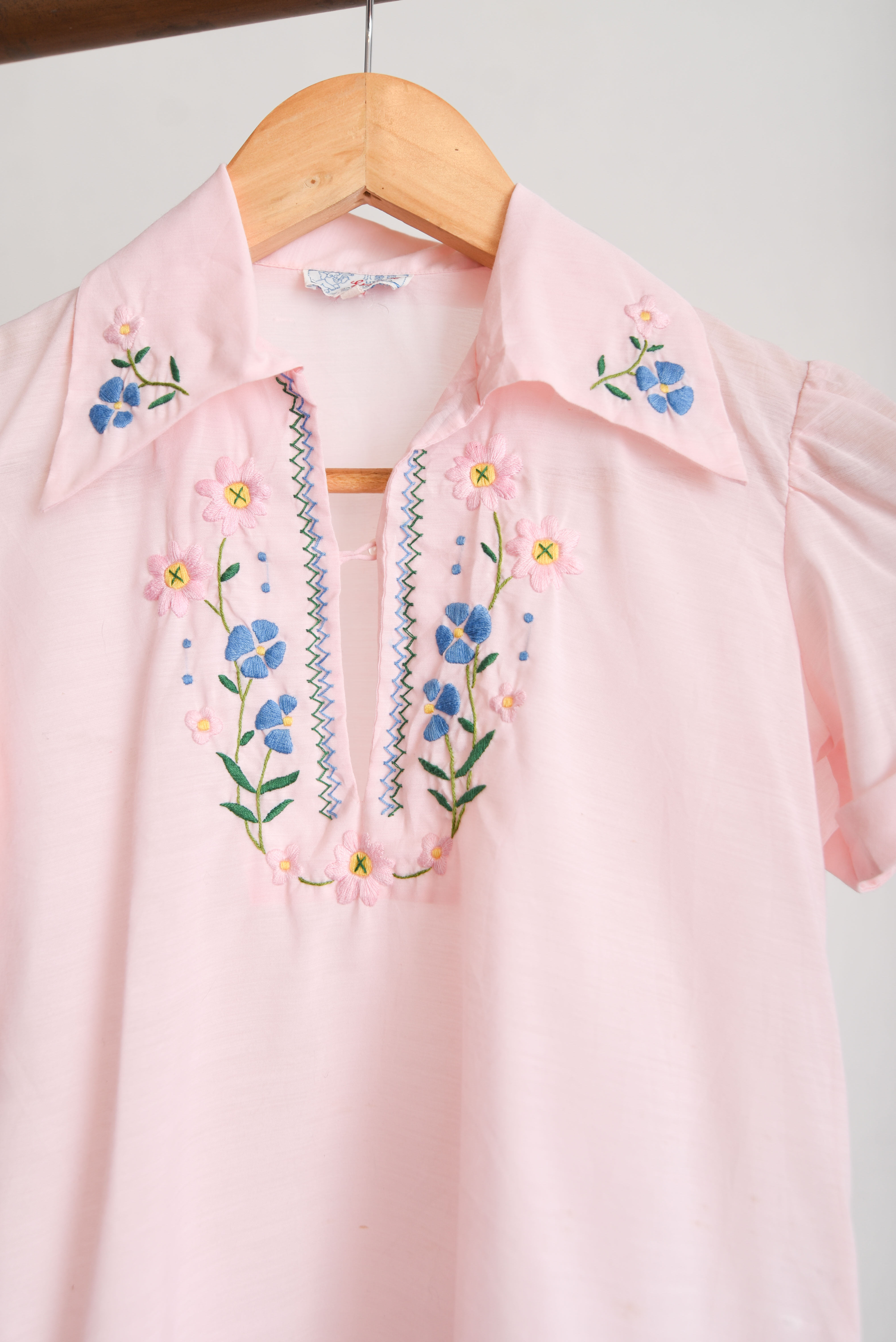 Blusa vintage 60s rosa pastel bordada petite