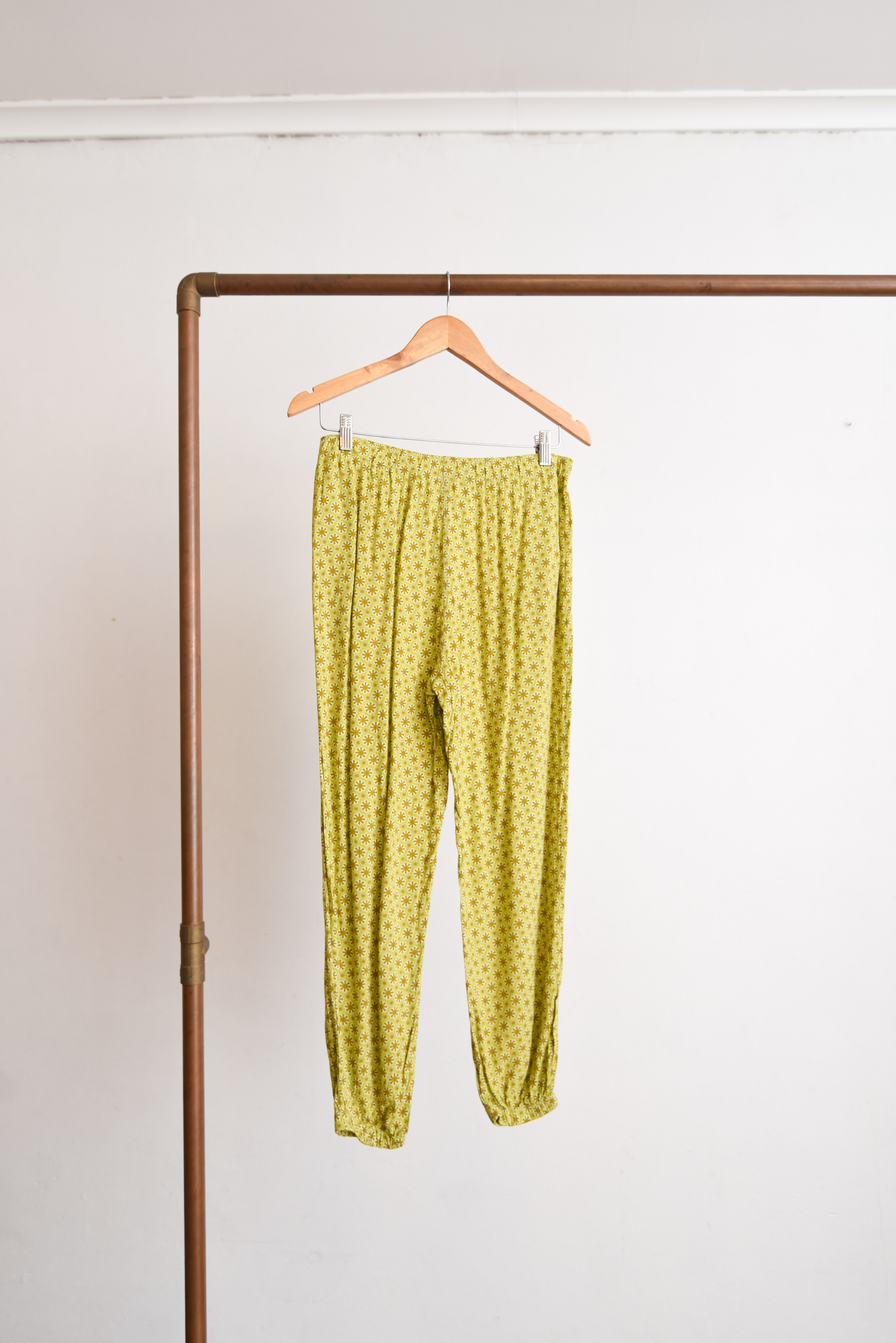 Pantalón verde lima floral bombacho