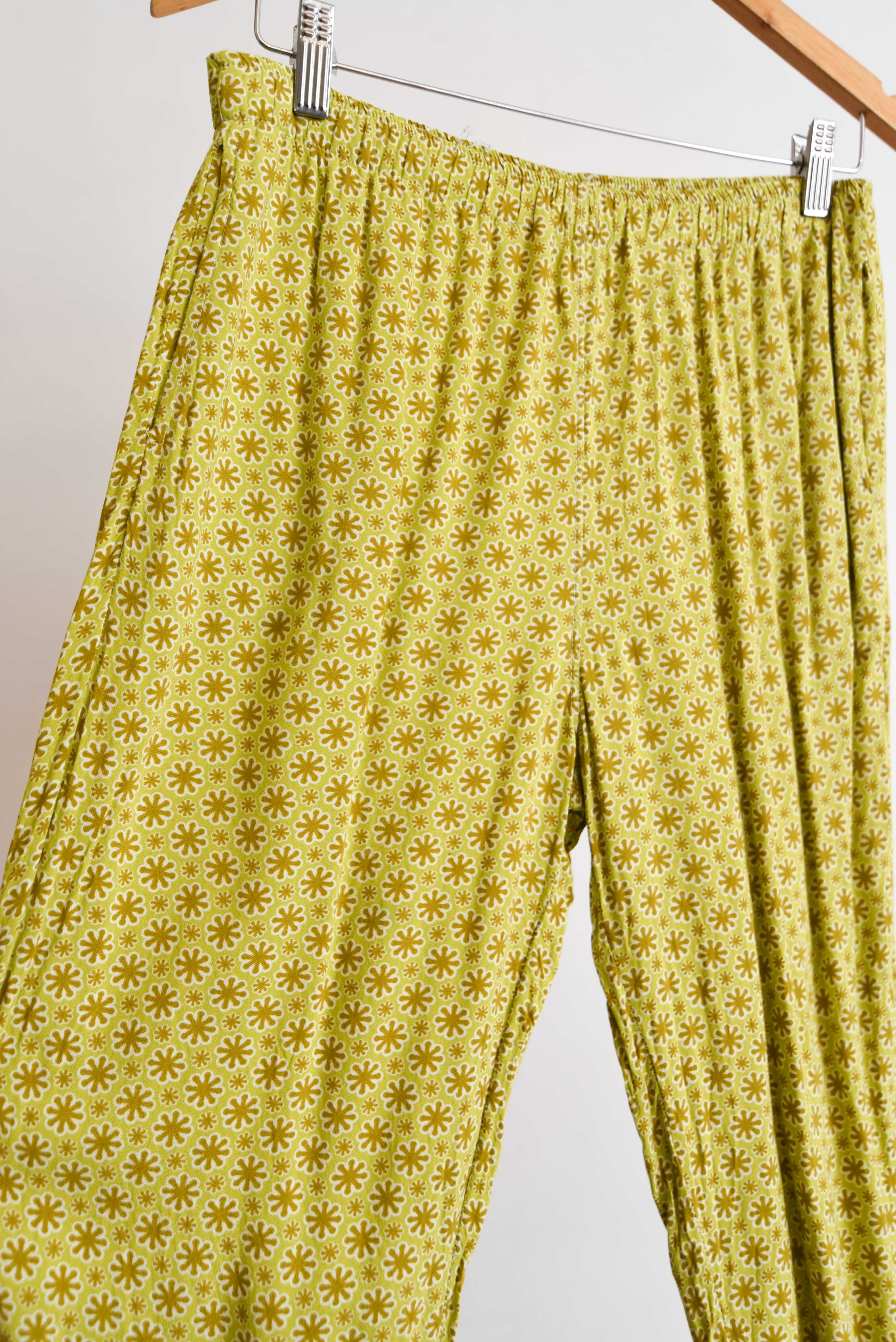 Pantalón verde lima floral bombacho