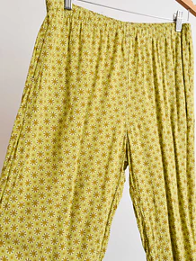 Pantalón verde lima floral bombacho