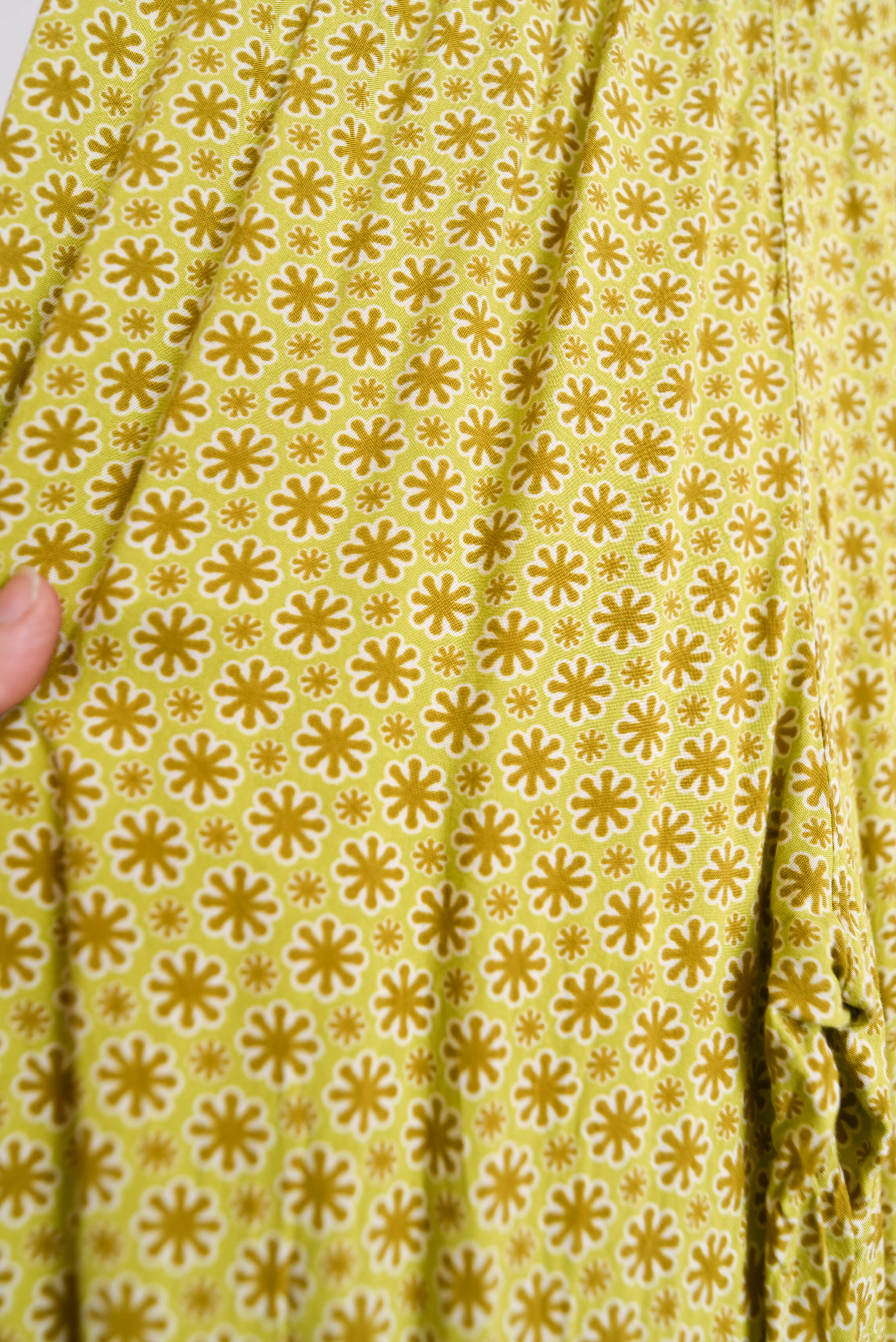 Pantalón verde lima floral bombacho