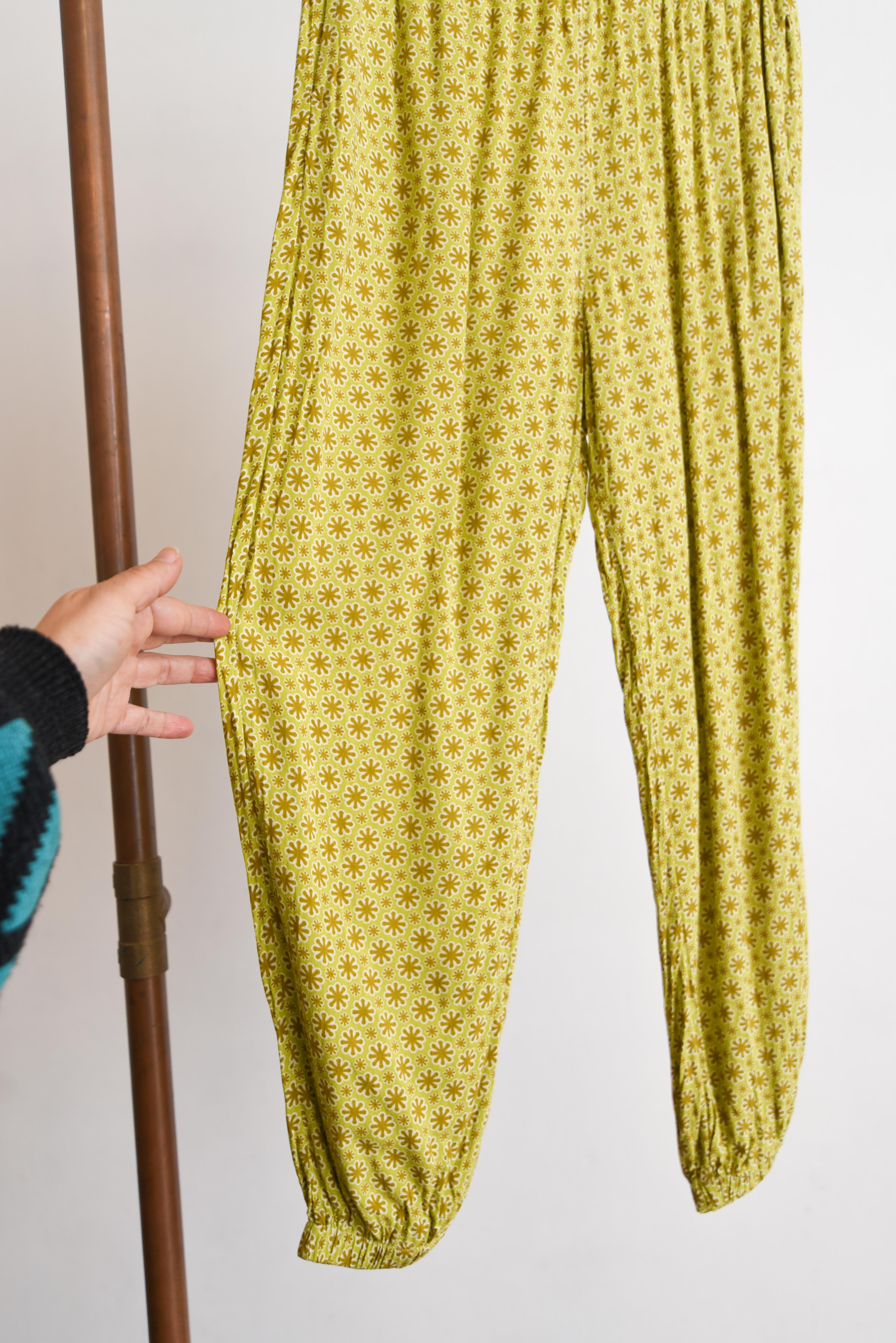 Pantalón verde lima floral bombacho