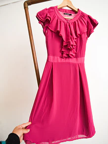 Vestido fucsia vuelos