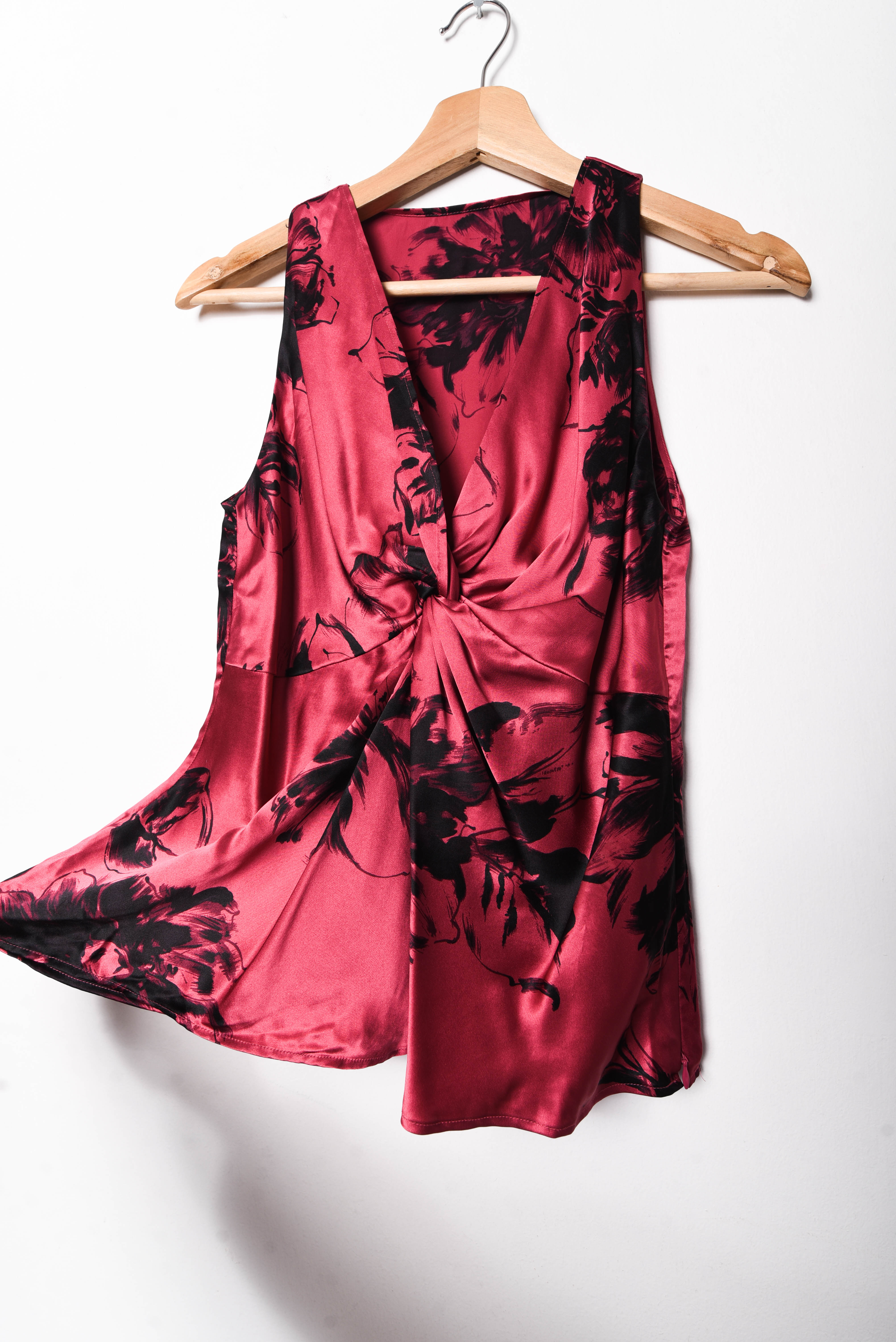 Top seda rojo floral cruzado