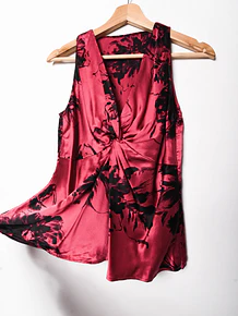 Top seda rojo floral cruzado