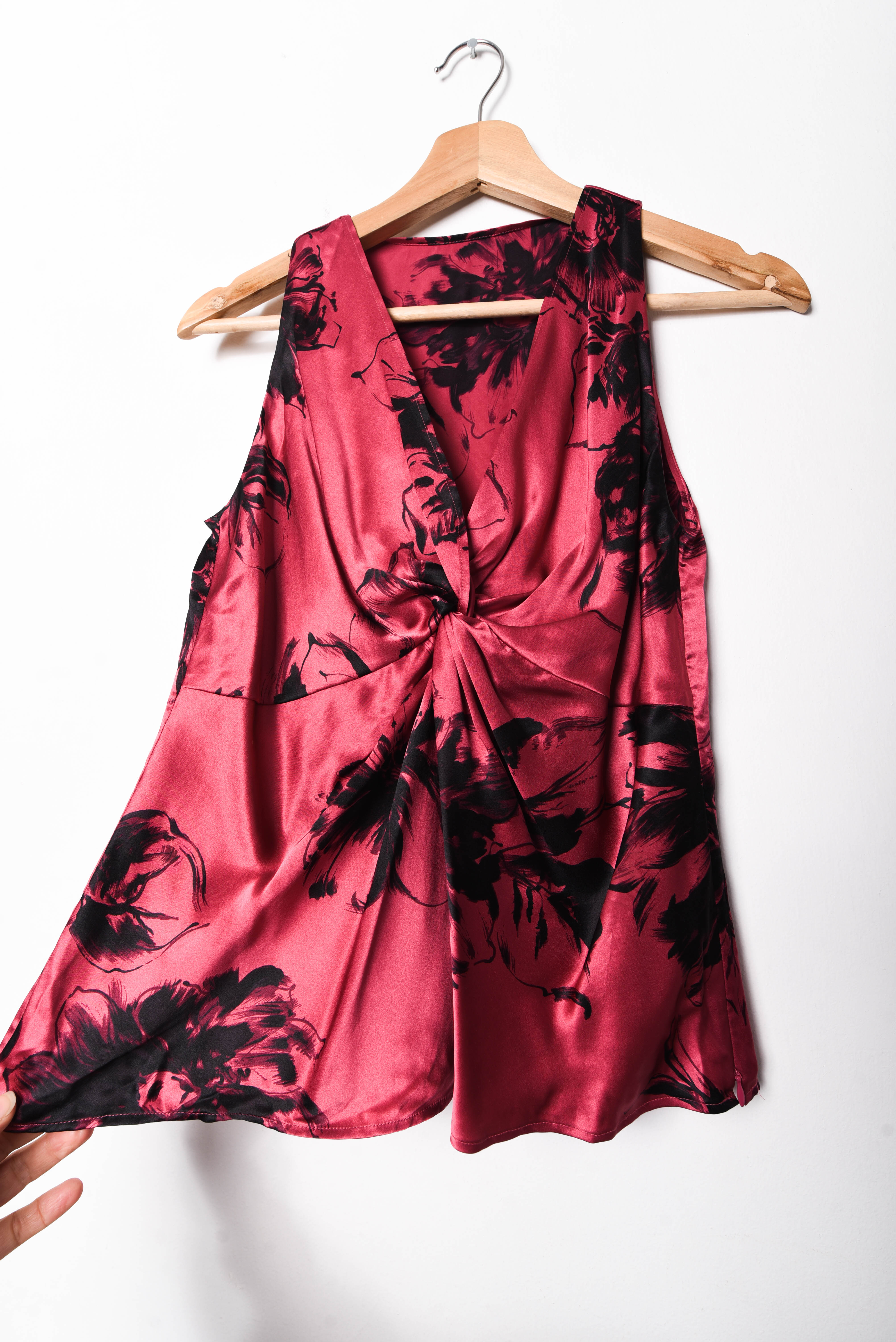 Top seda rojo floral cruzado