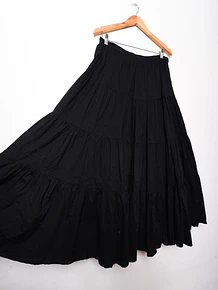 Maxi falda negra boho capas