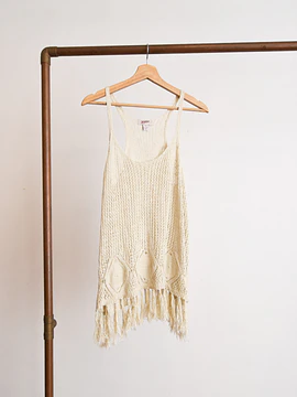 Top tejido beige flecos