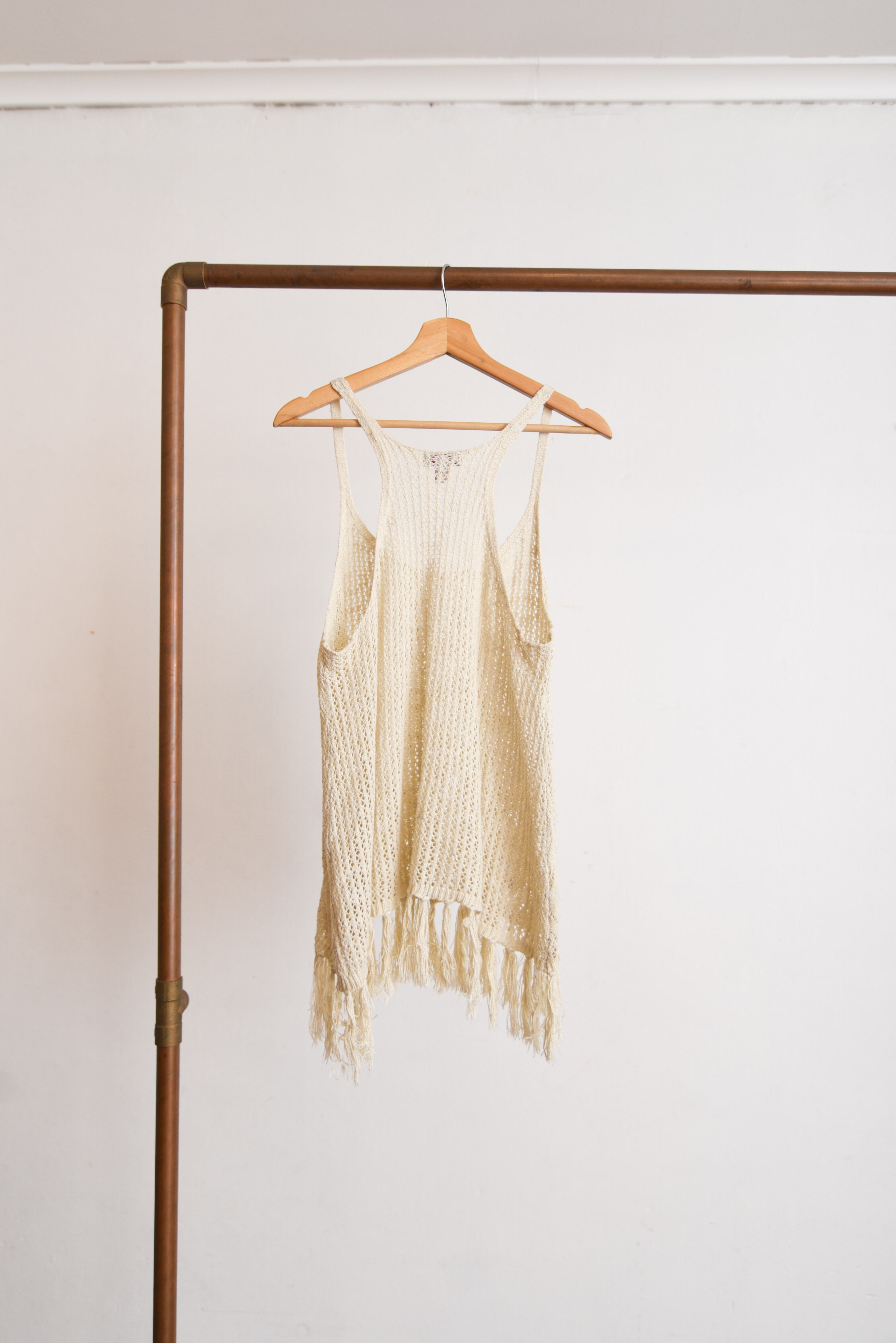 Top tejido beige flecos