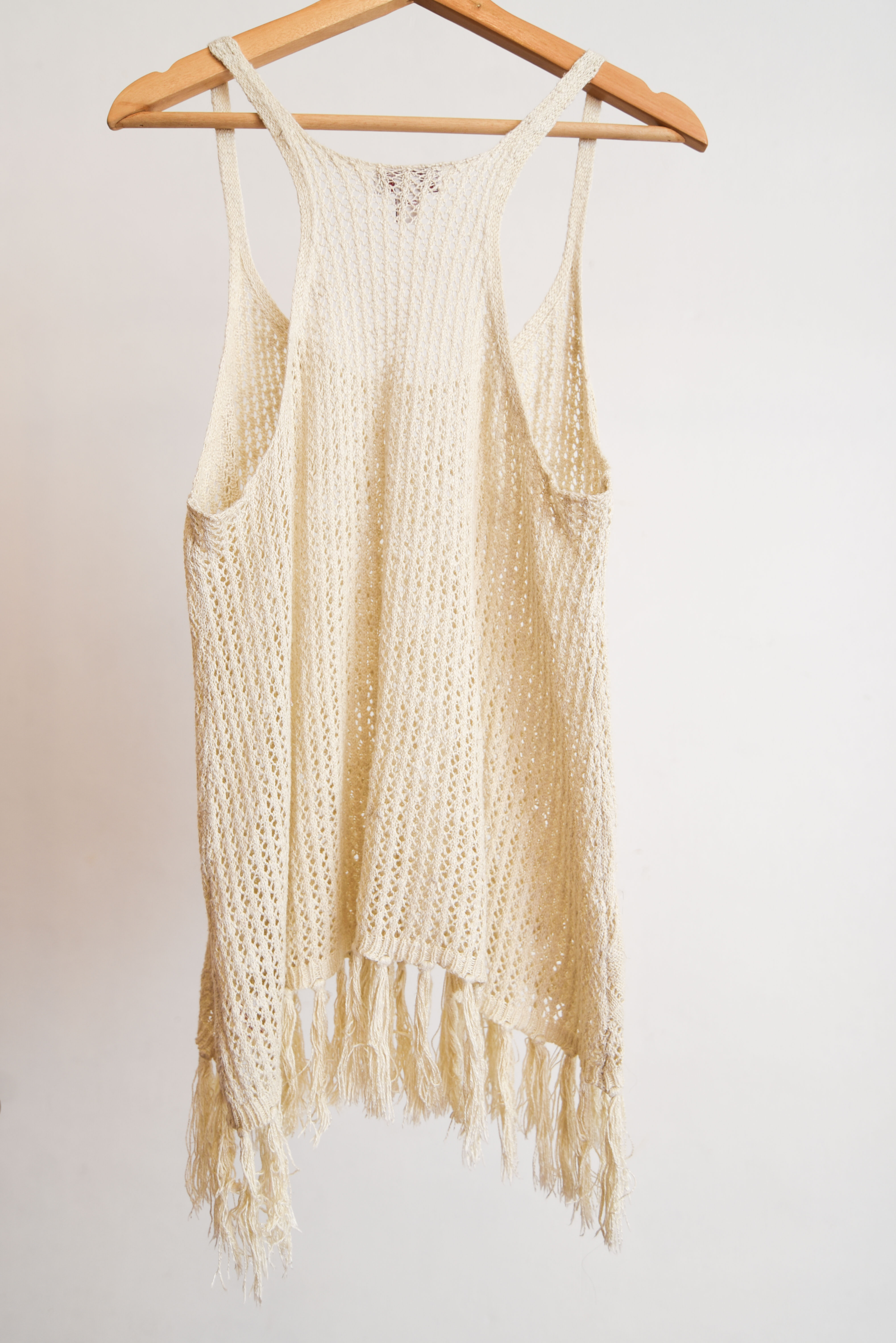 Top tejido beige flecos