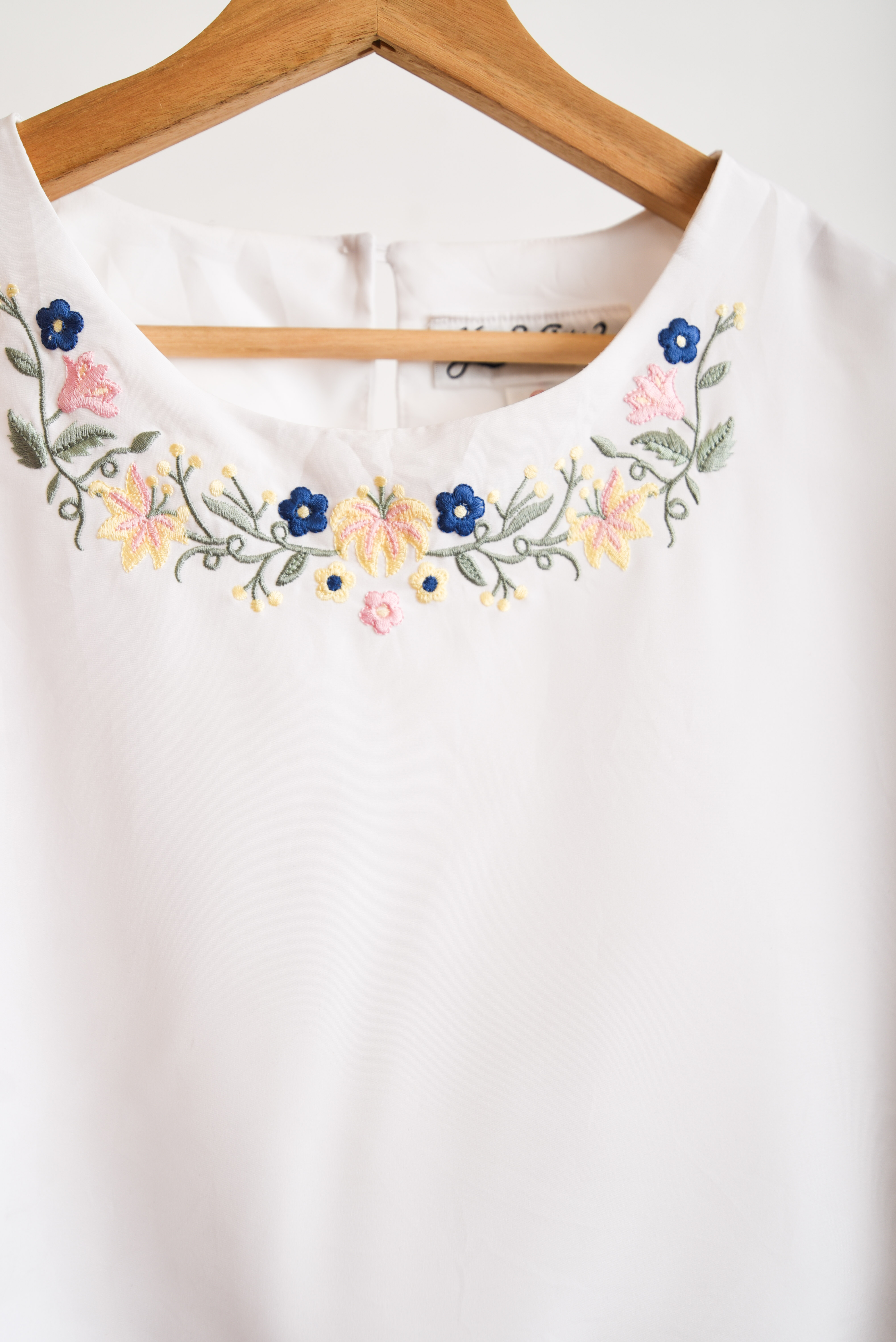 Blusa reworked crop bordada vintage