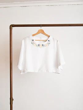 Blusa reworked crop bordada vintage