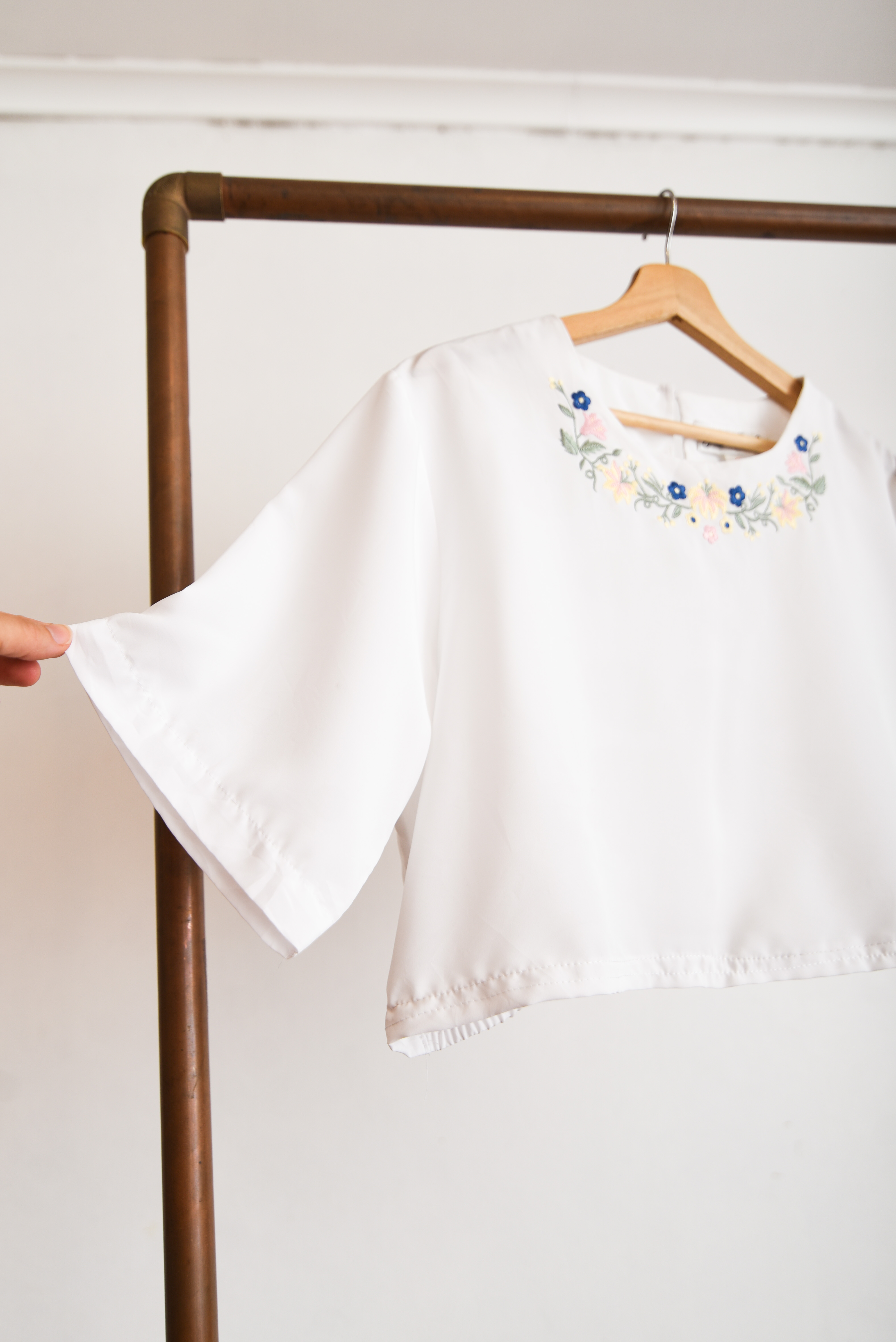 Blusa reworked crop bordada vintage