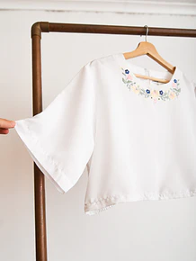 Blusa reworked crop bordada vintage